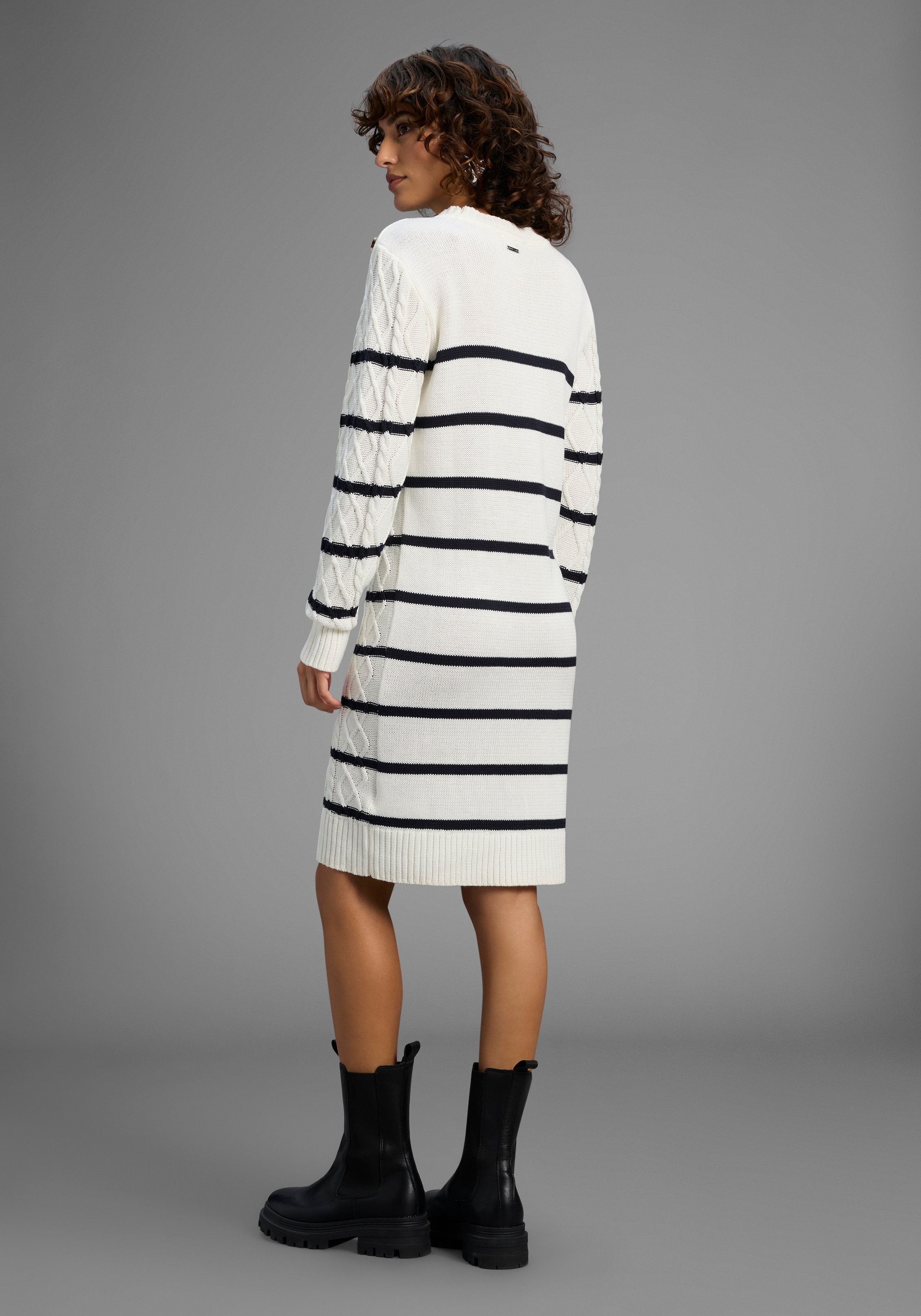 Laura Scott Strickkleid Ohne Taschen mit Zopfstrickmuster und Zierknöpfen - NEUE KOLLEKTION