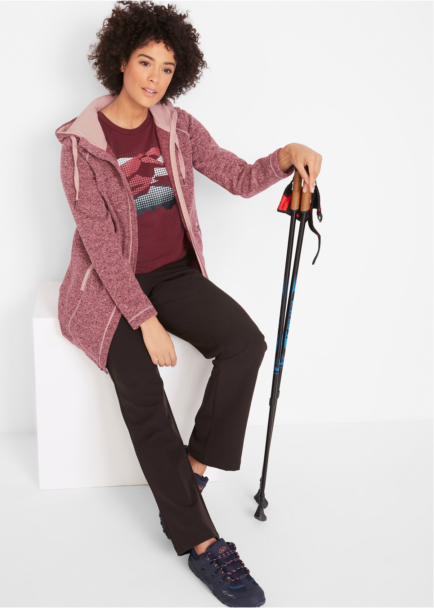 bonprix Strickfleecejacke mit Kapuze mit Kapuze mit Kordelzug, Reissverschlusstaschen