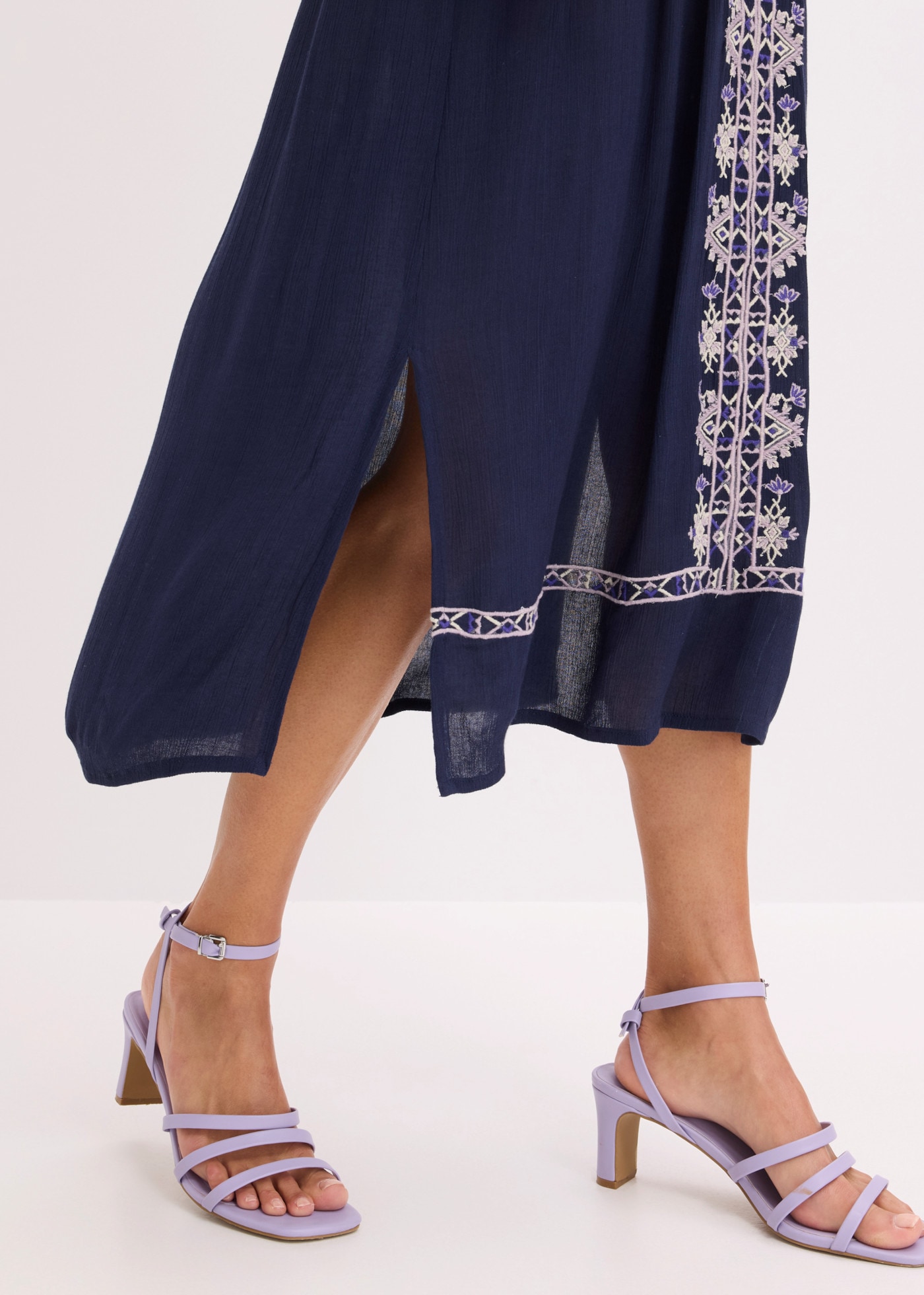 bonprix Midikleid aus Viskose, mit feiner Stickerei, ausgestellte Passform