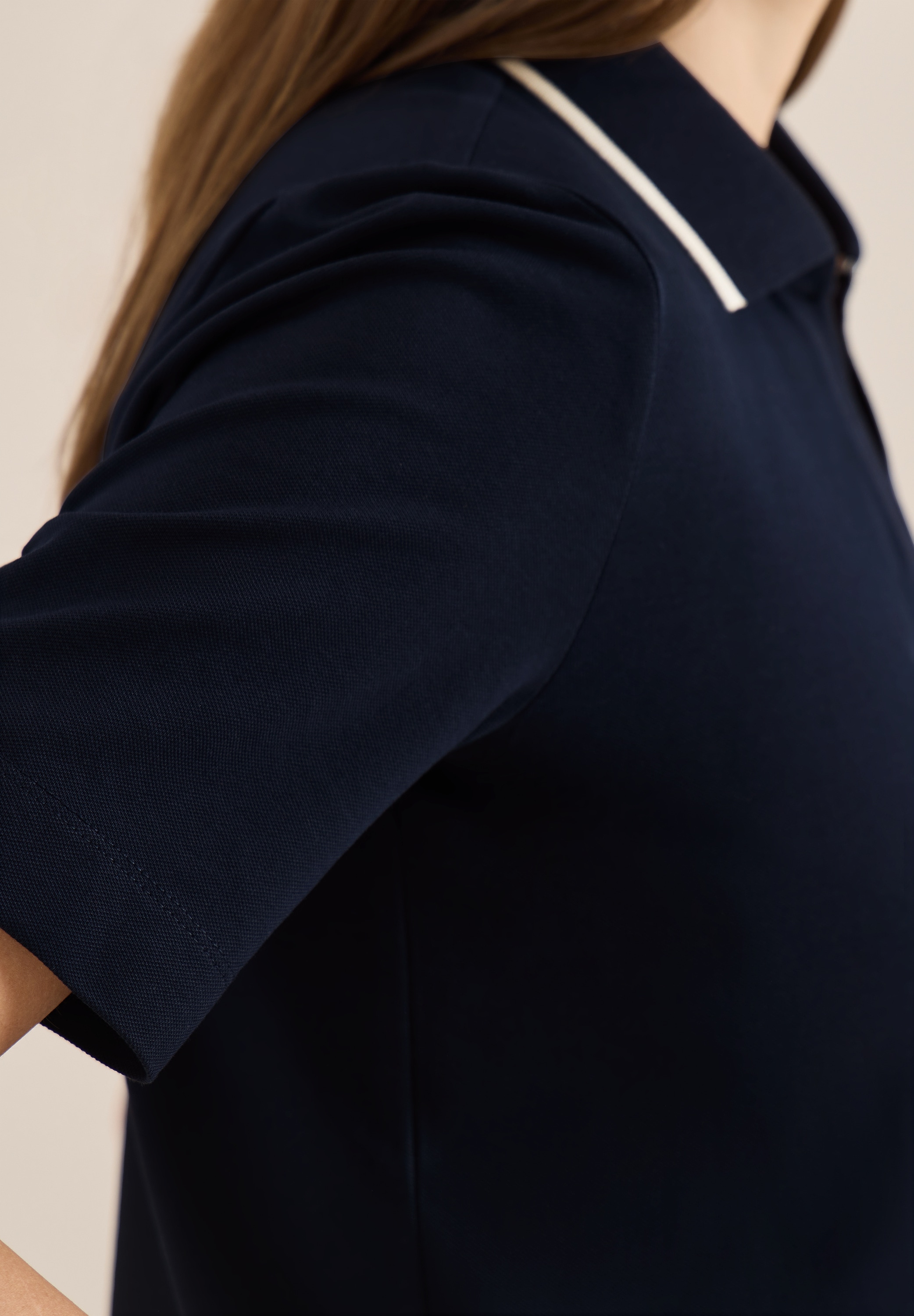 Cecil Polo mit Kontrast-Streifen und V-Ausschnitt