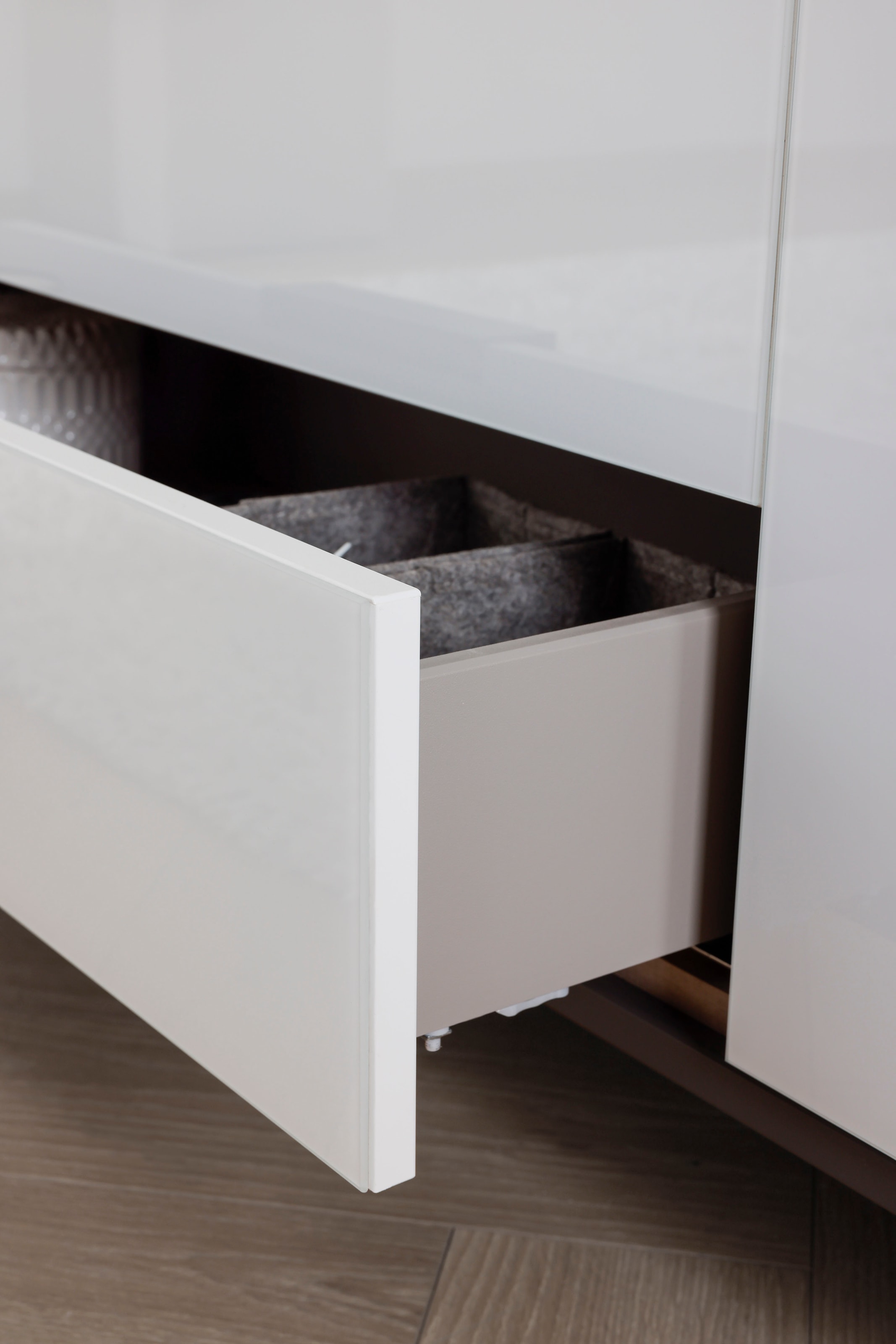 rauch Kombikommode »Kommode Türkommode Sideboard Kombikommode FLIPP mit Glasfront« Breite 200 cm mit 2 Einlegeböden,  3-türig mit 3 Schubladen und Soft-Close-Funktion sowie Glasfront