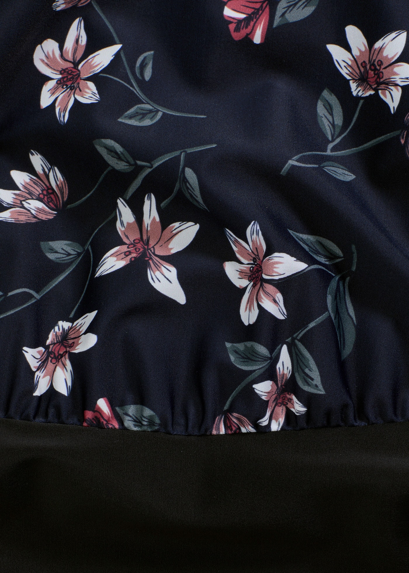 bonprix Maillot de bain 1 cuis figurumspielende Passform, mit floralem Druck, mit Elasthan-Anteil