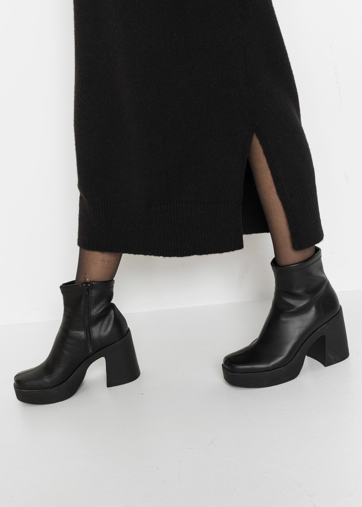 bonprix Strickkleid »Oversized Strickkleid in Midilänge« aus Polyacryl, Polyester und Elasthan, lässig geschnitten, Midilänge