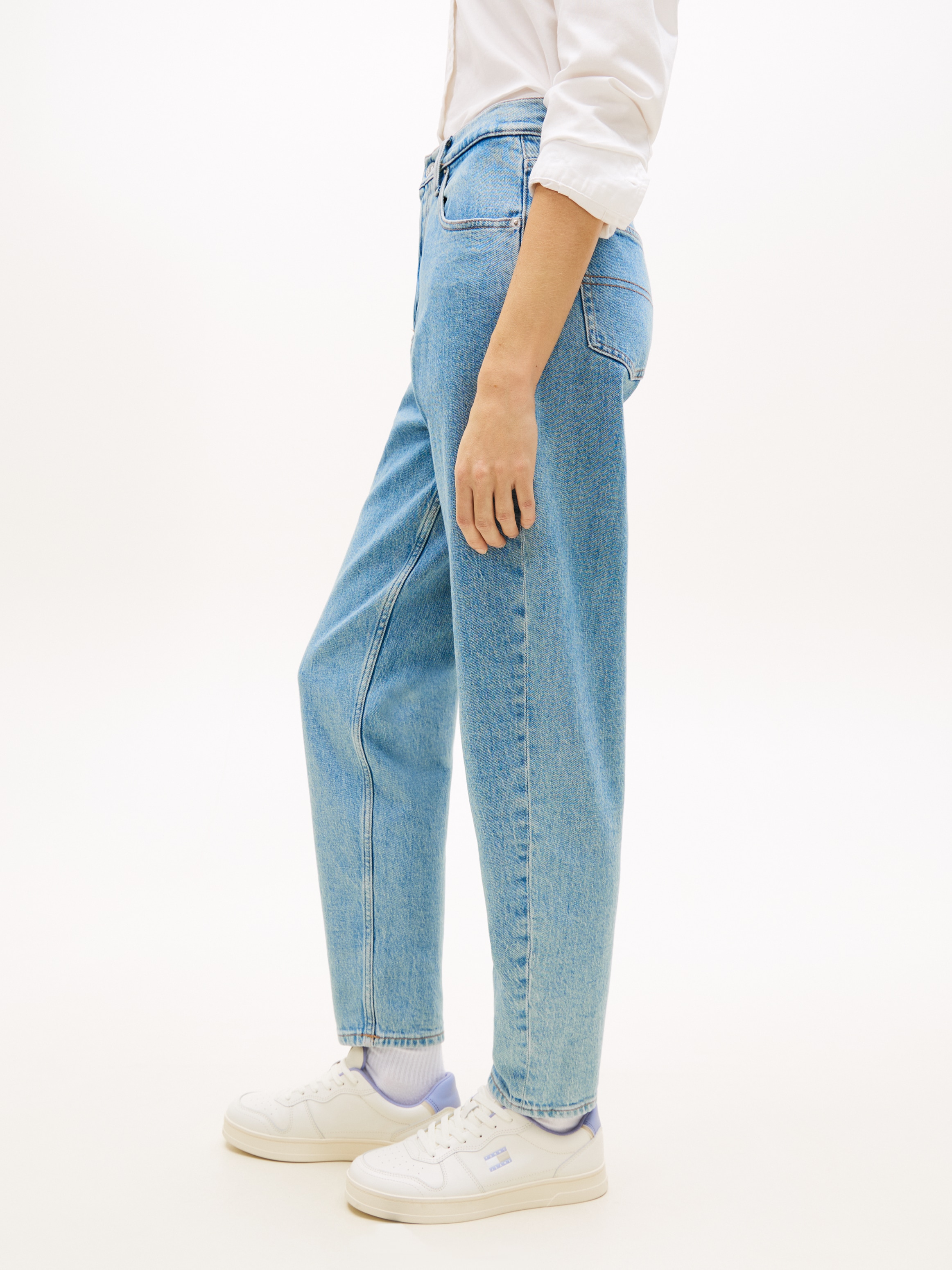 Tommy Jeans Tapered-fit-Jeans »High waist - Mom-Jeans Tapered« Mit Tommy Hilfiger Logo-Flag auf der Gesässtasche