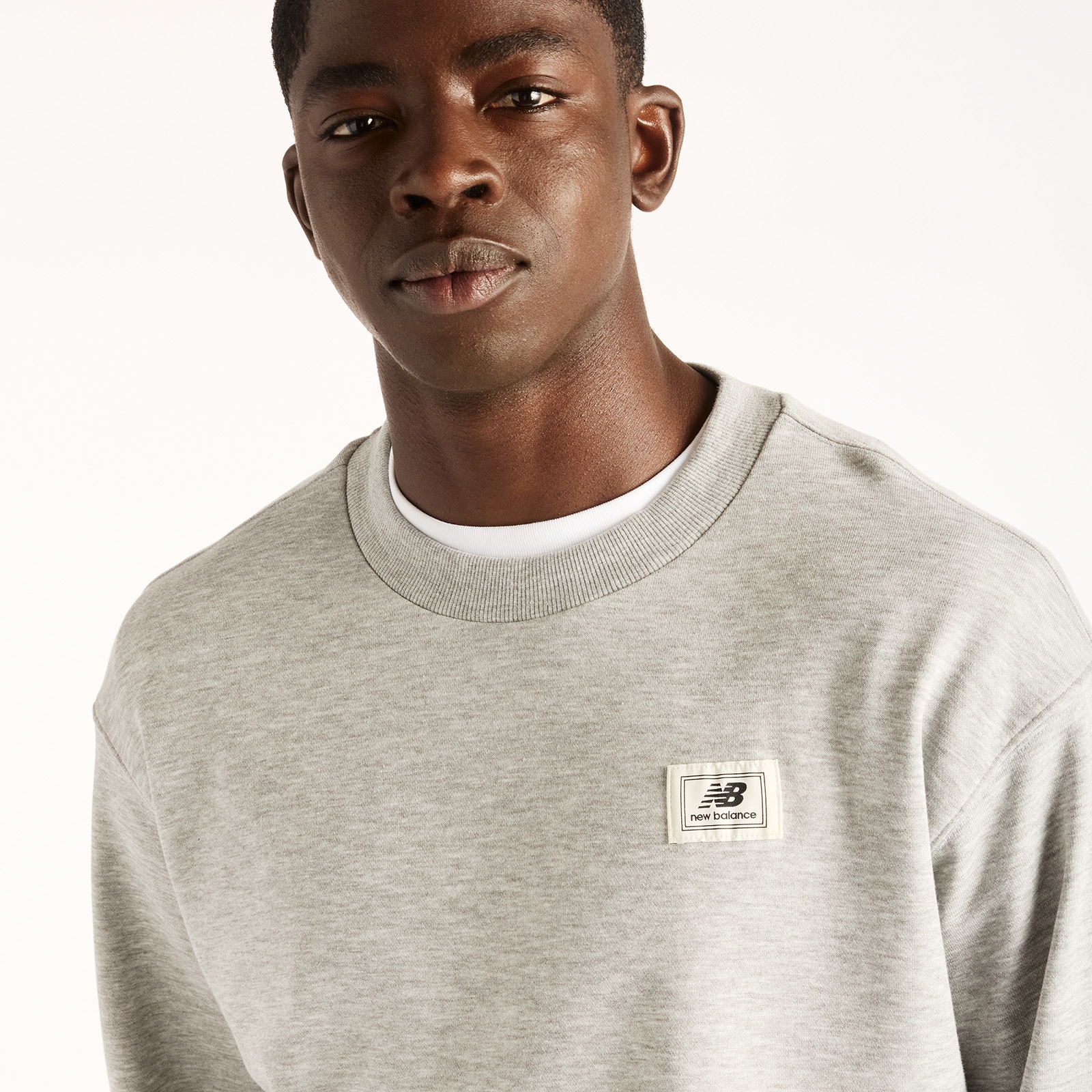 New Balance Sweat-shirt »WOVEN LABEL CREW«, coupe classique, avec imprimé graphique dans le dos
