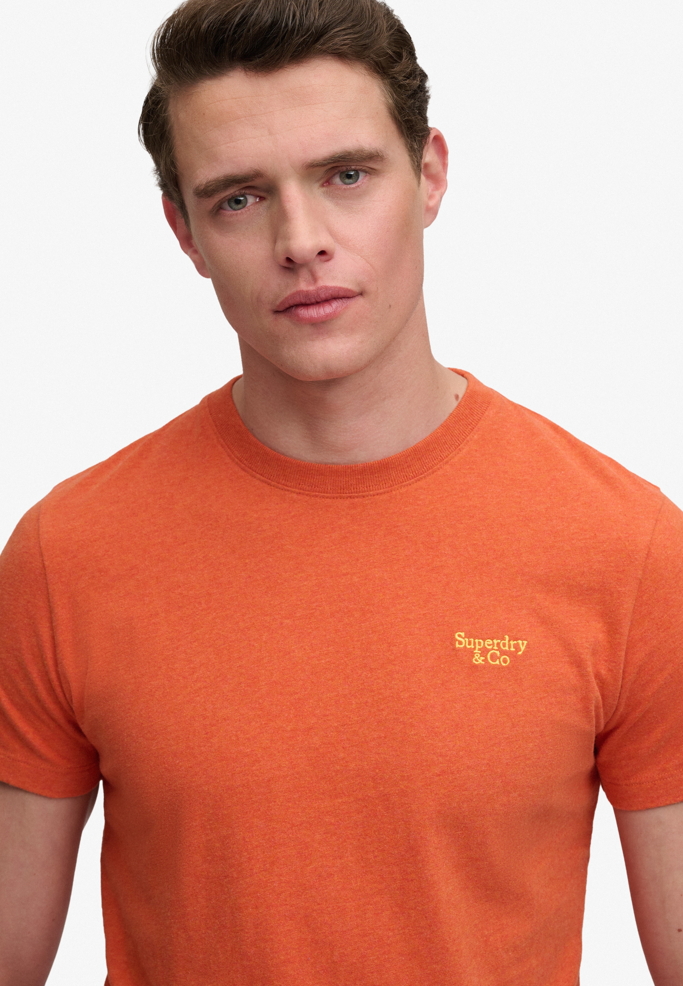 Superdry Shirt à col rond »ESSENTIAL SERIF LOGO EMB TEE« coton, coupe régulière