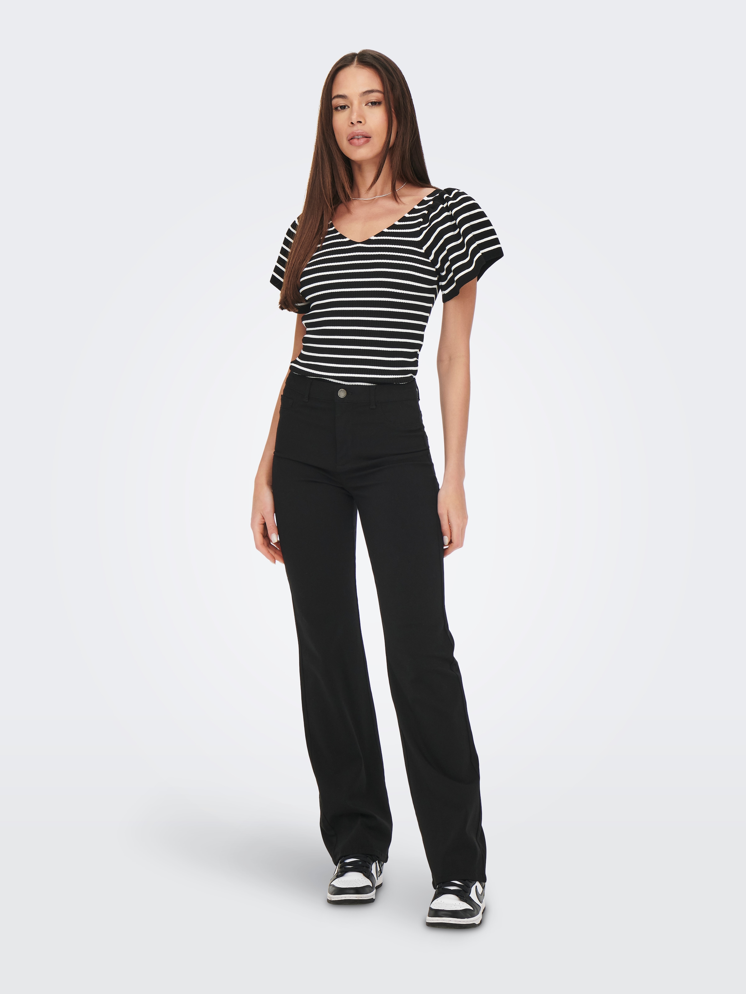 ONLY Pull à manches courtes »ONLLEELO STRIPE SS BACK V-NECK KNT NOOS«