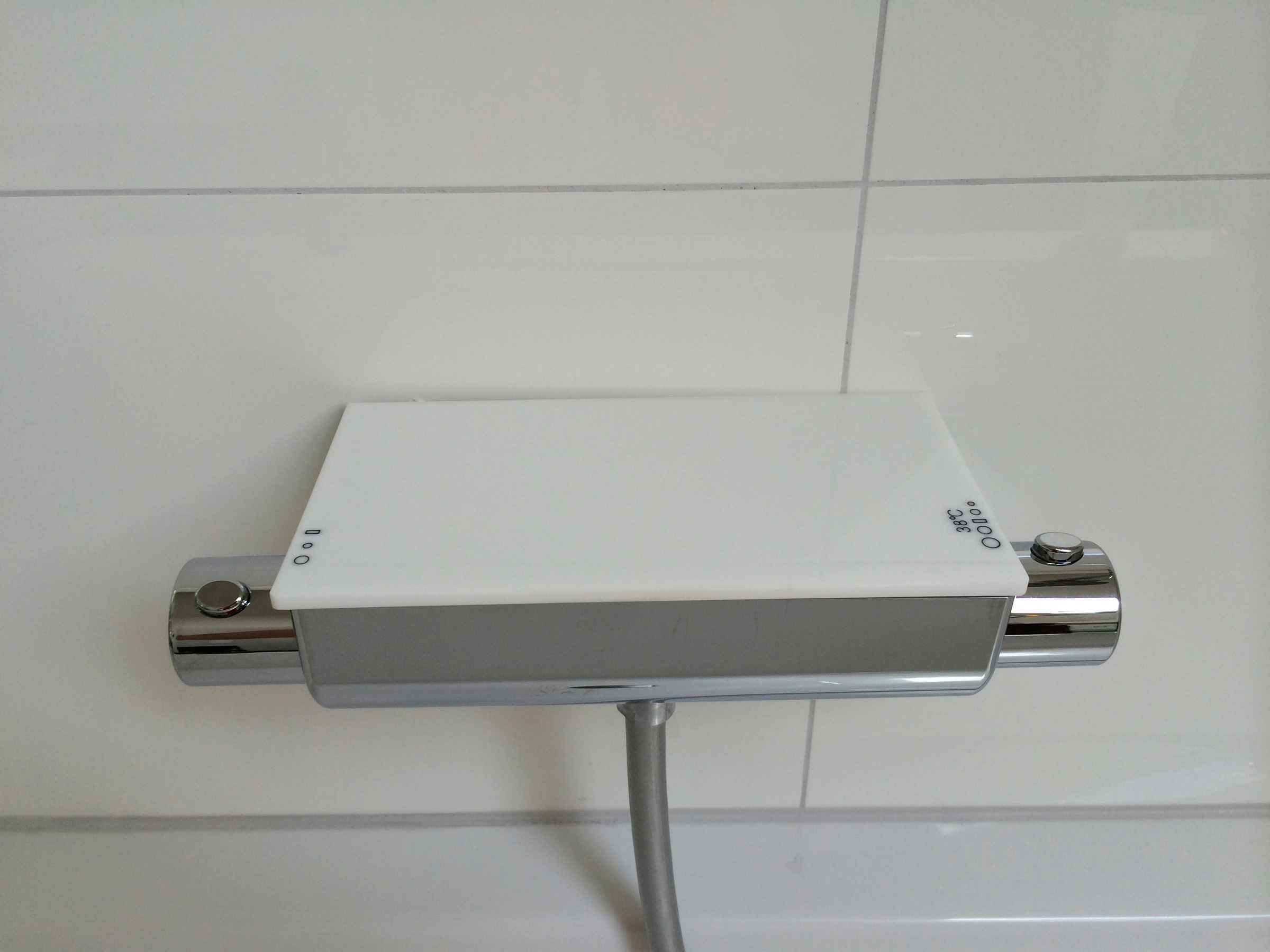 ADOB Duscharmatur mit integrierter Ablage
