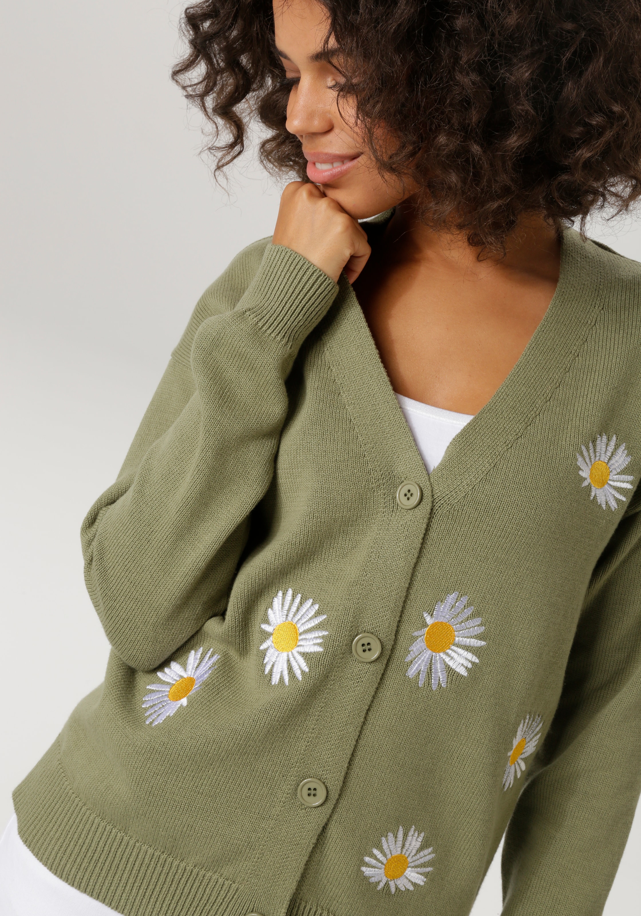Aniston CASUAL Veste en tricot orné de marguerites brodées