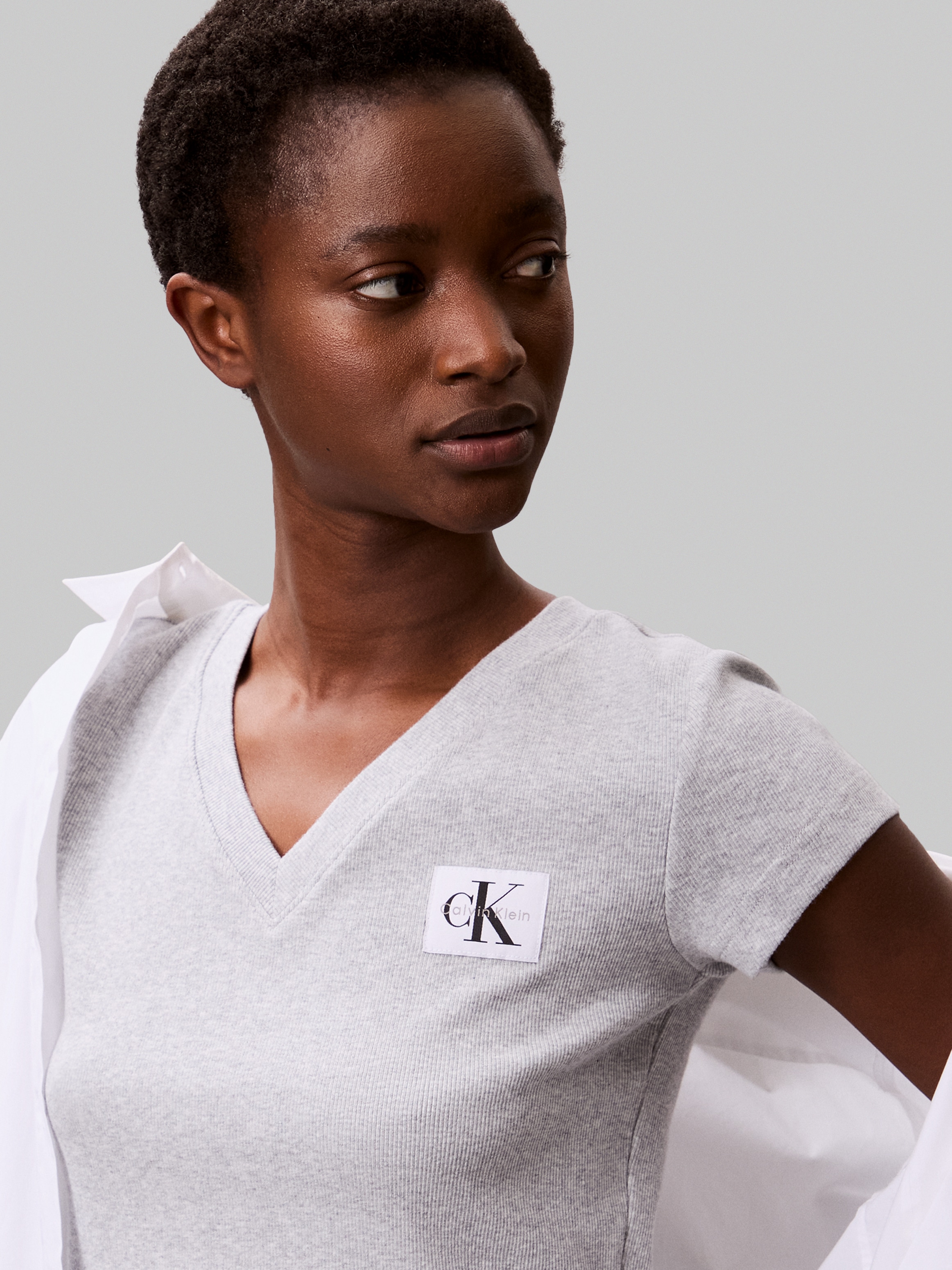 Calvin Klein Jeans T-Shirt »A- SS WOVEN LABEL RIB VNECK TEE« mit gewebtem Label
