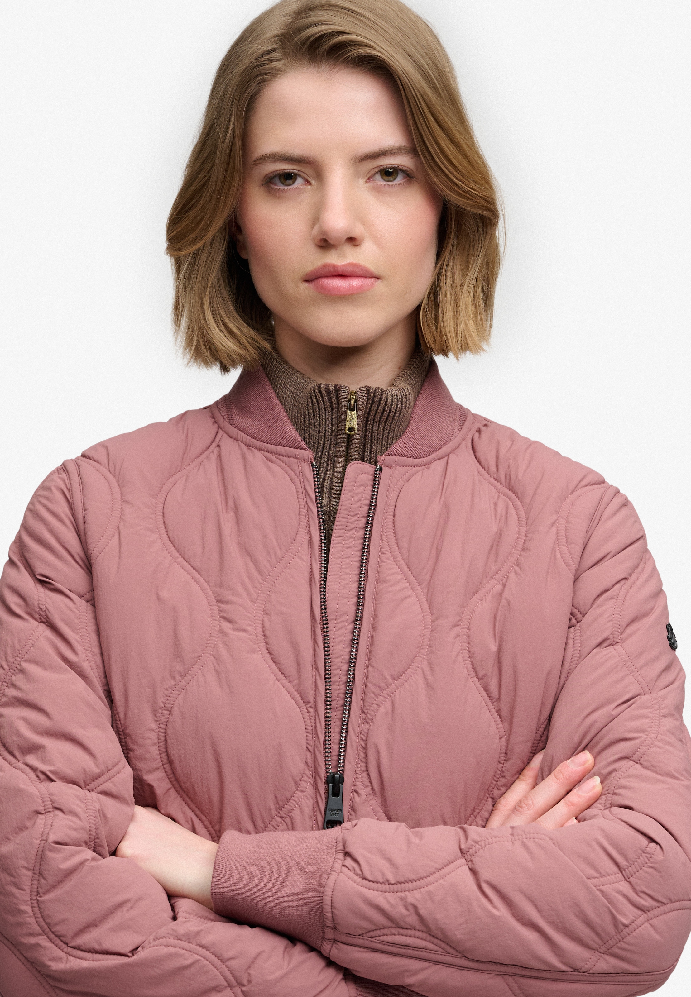 Superdry Veste matelassée »SHORT ONION QUILT LINER JKT« avec fermeture éclair, en nylon, coupe décontractée, aspect uni