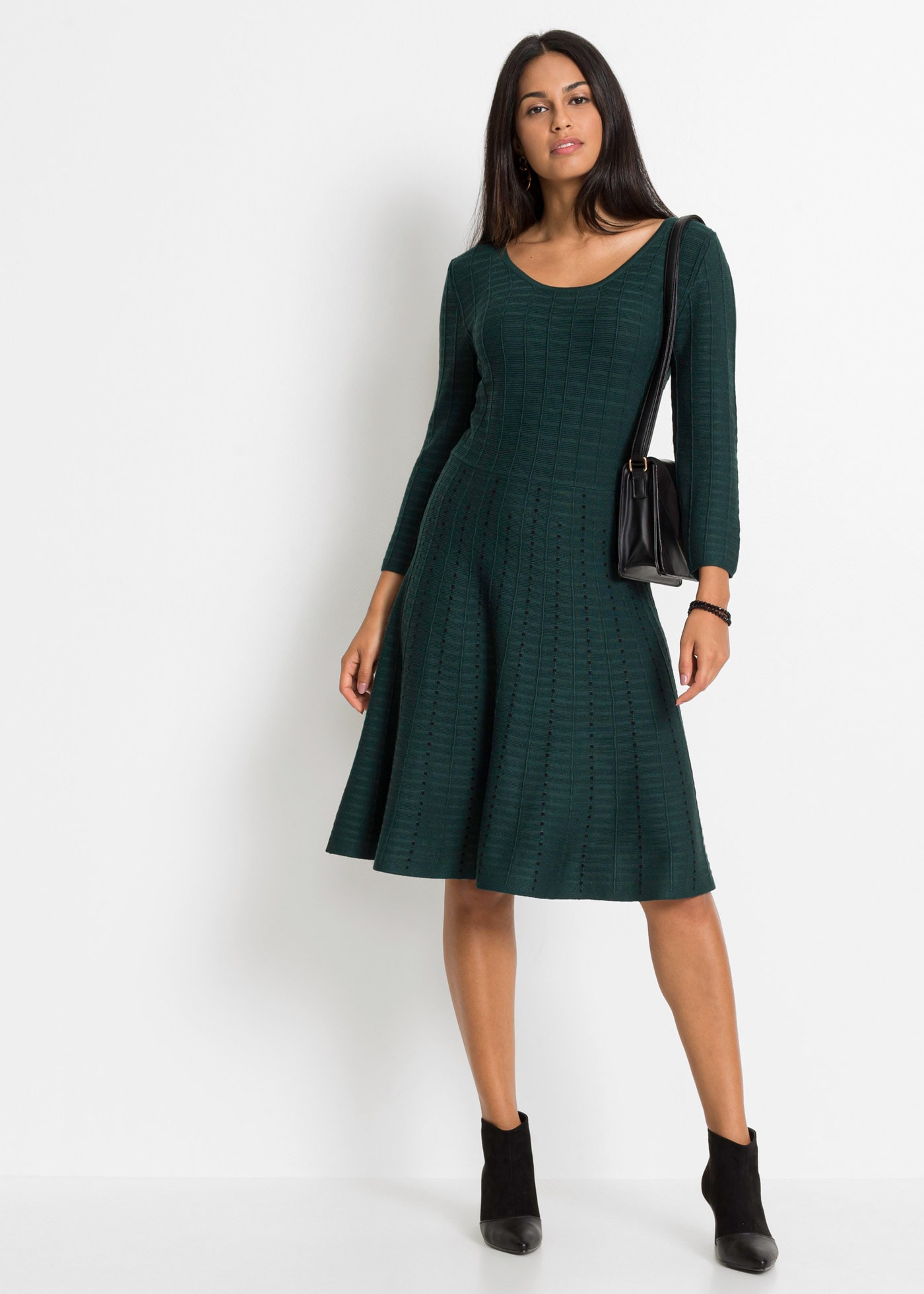 bonprix Strickkleid »Strickkleid aus fliessendem Viskose-Mix« für besondere Anlässe, aus Viskose-Mix, ausgestellte Passform