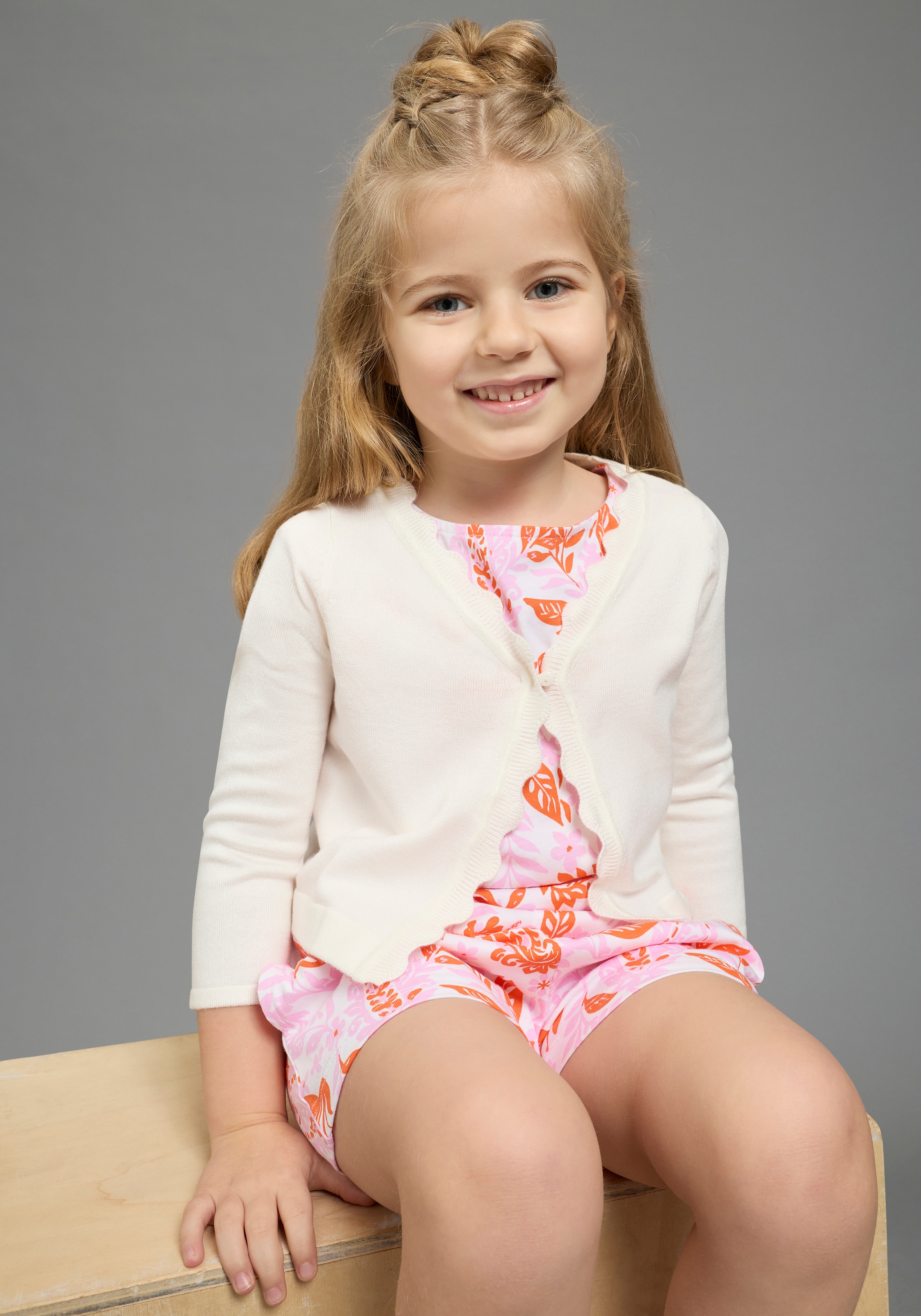 KIDSWORLD Veste en tricot »Strickjacke mit schöner Wellenkante« 1-Knopf-Form, Langarm, aus Feinstrick