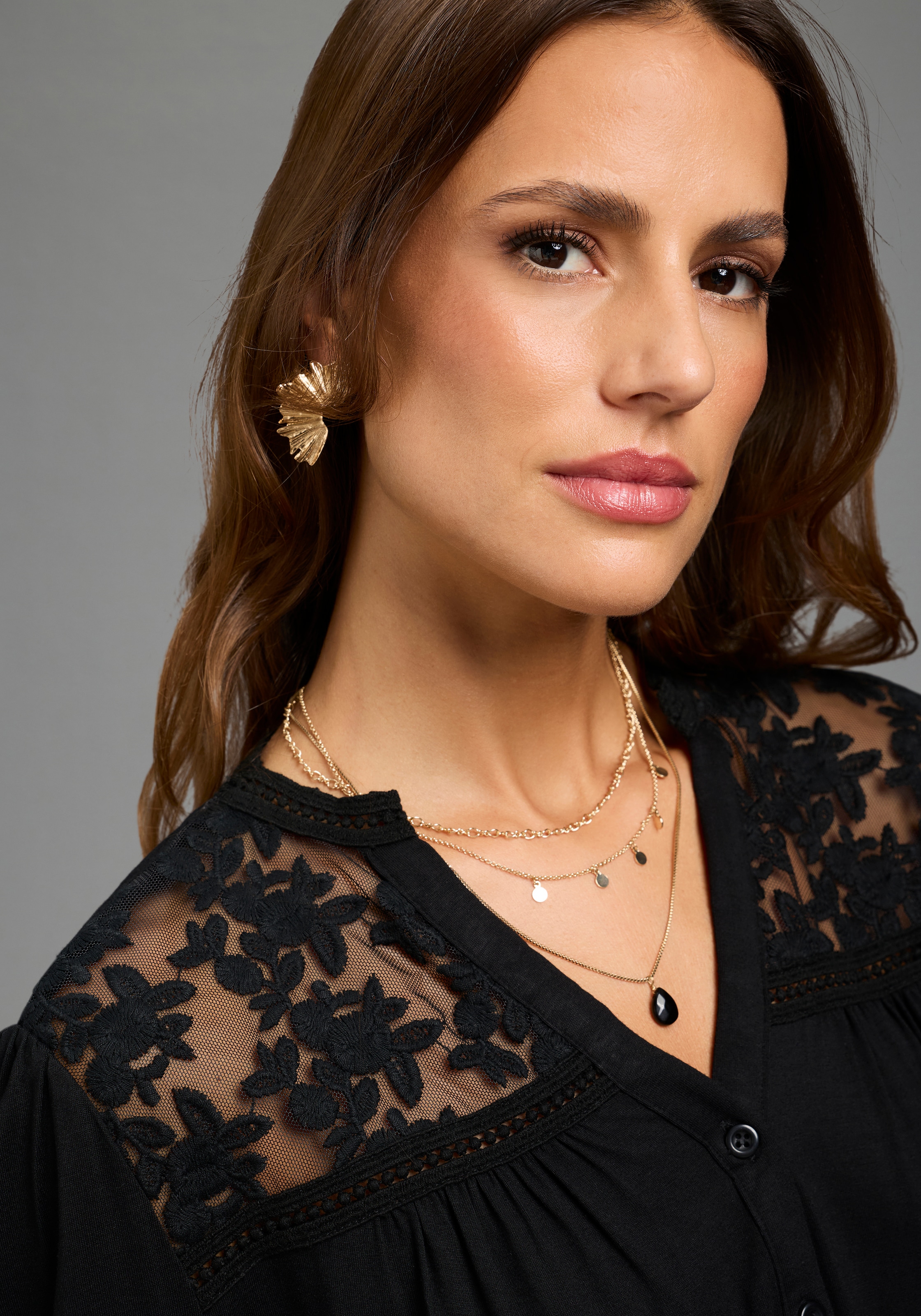 Laura Scott Chemise en dentelle avec encolure en V, coupe ajustée