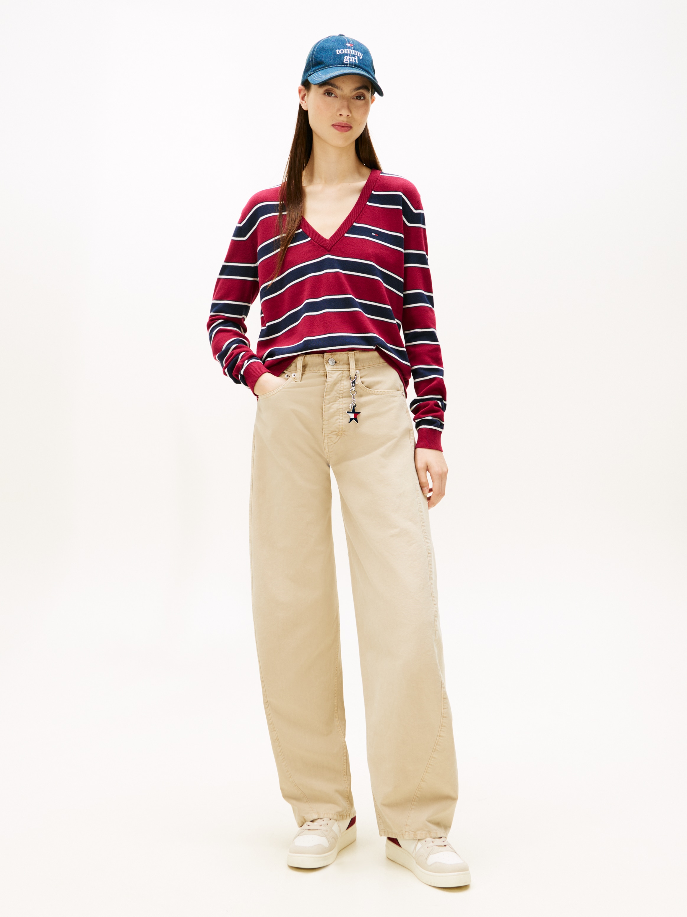 Tommy Jeans V-Ausschnitt-Pullover »TJW ESSENTIAL VNECK SWEATER EXT« mit Logostickerei