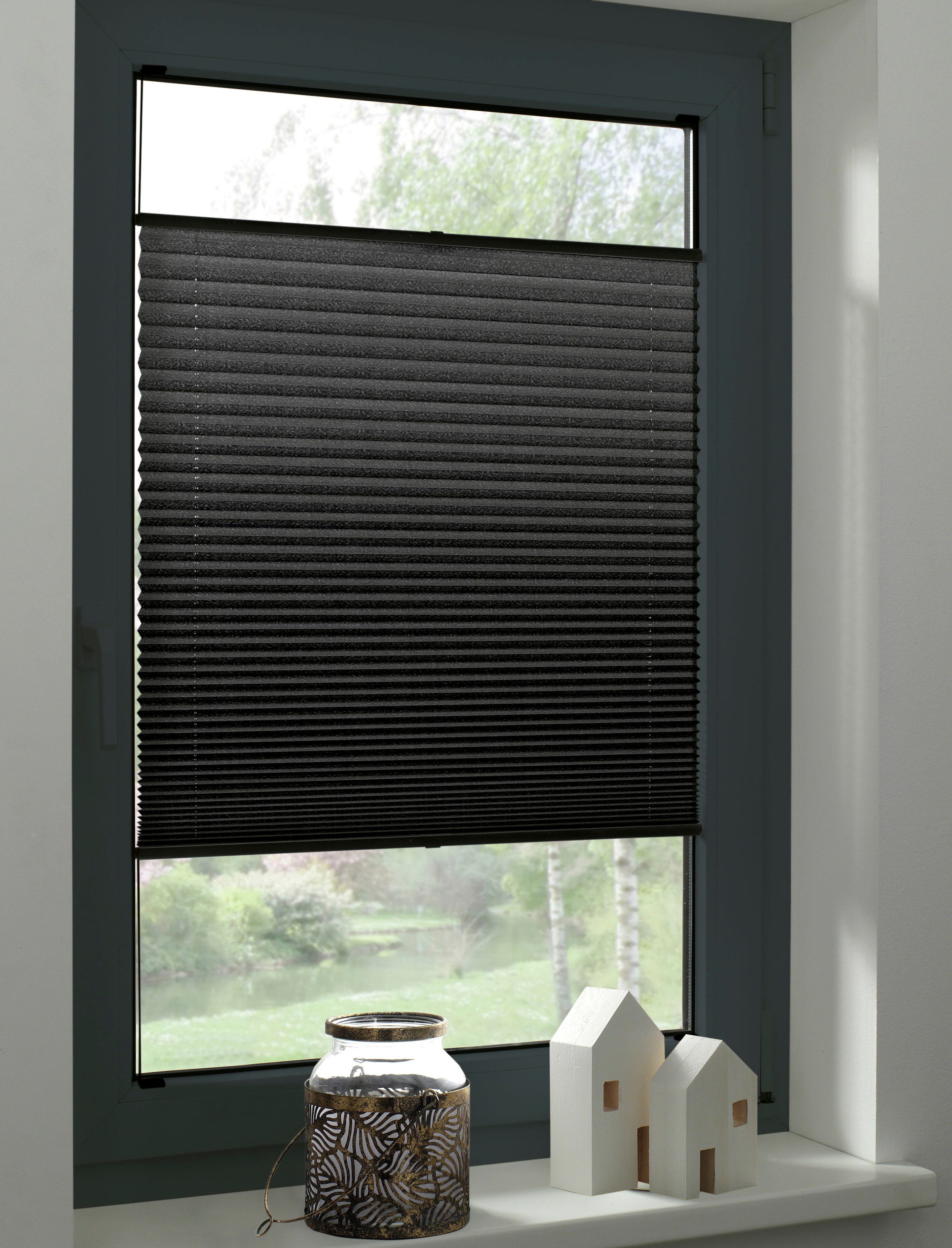 GARDINIA Plissee »schwarz« blickdicht mit Bohren verspannt verschraubt, dezenter Abdeckleiste gegen Staubschutz