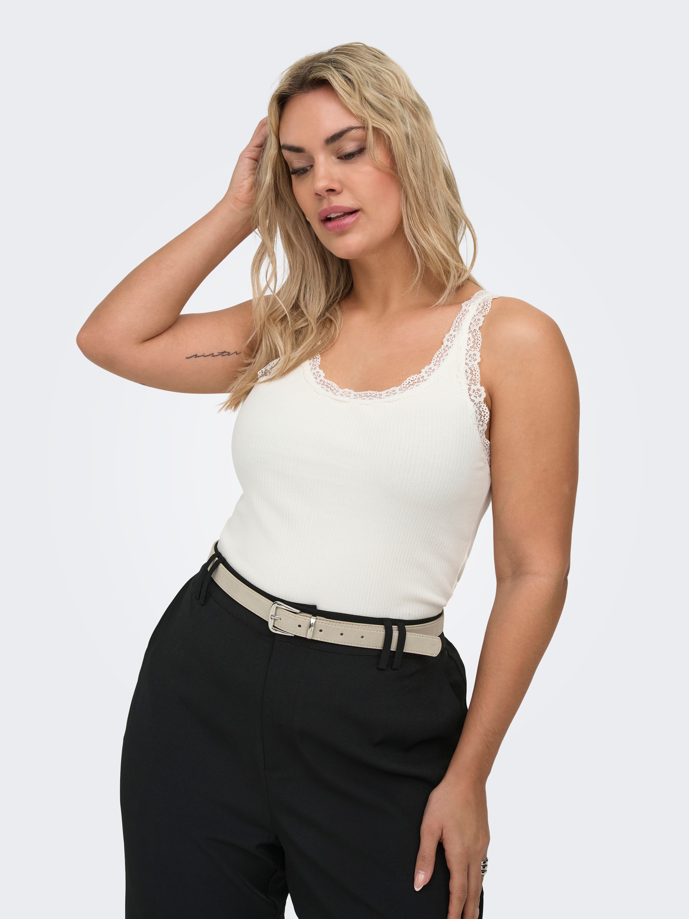 ONLY CARMAKOMA Top à bretelles »CARSARA SHARAI LACE TANK TOP JRS NOOS« avec dentelle à l'encolure et ourlet légèrement ondulé
