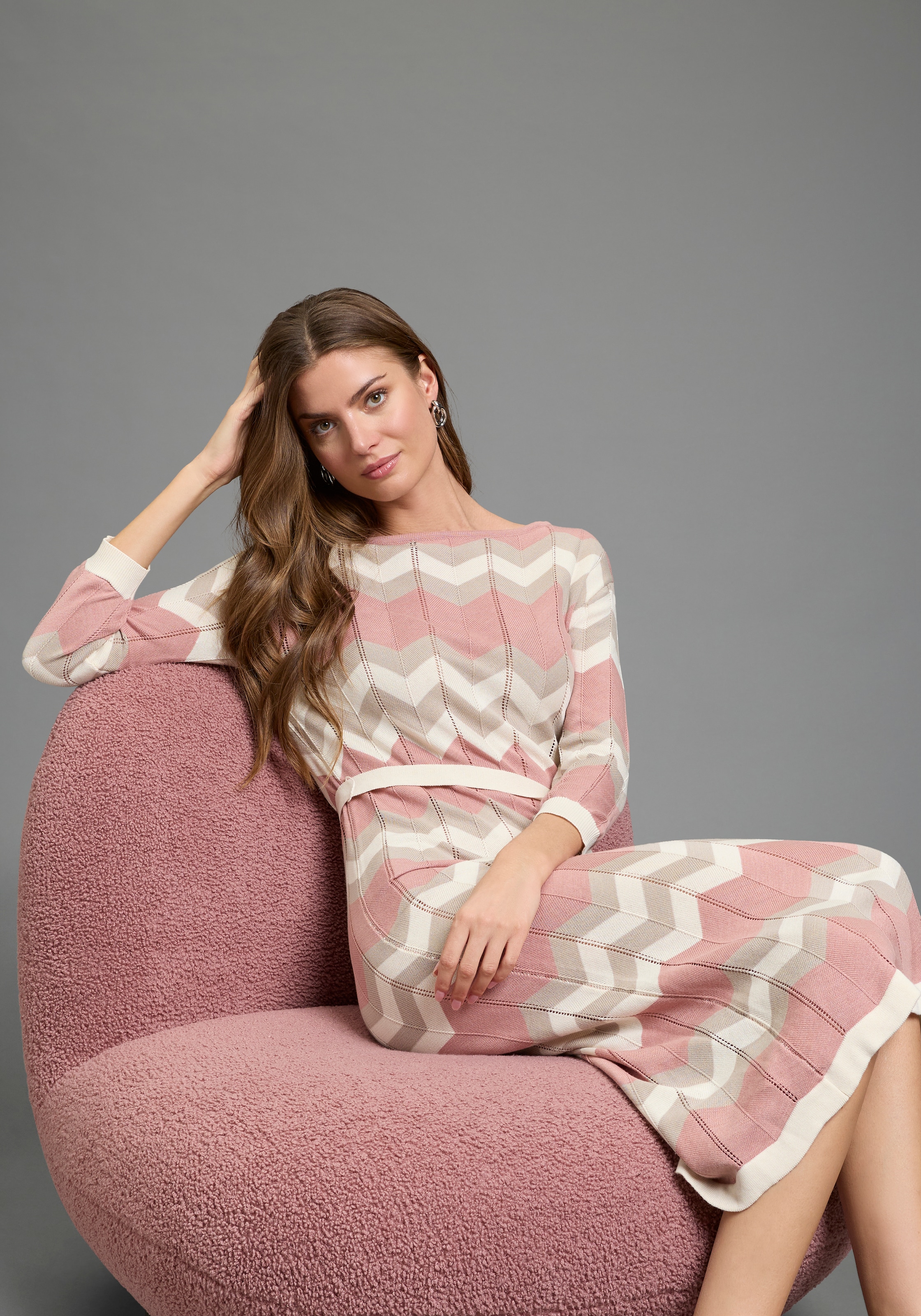 Laura Scott Robe en tricot mit modernem Zickzack-Muster