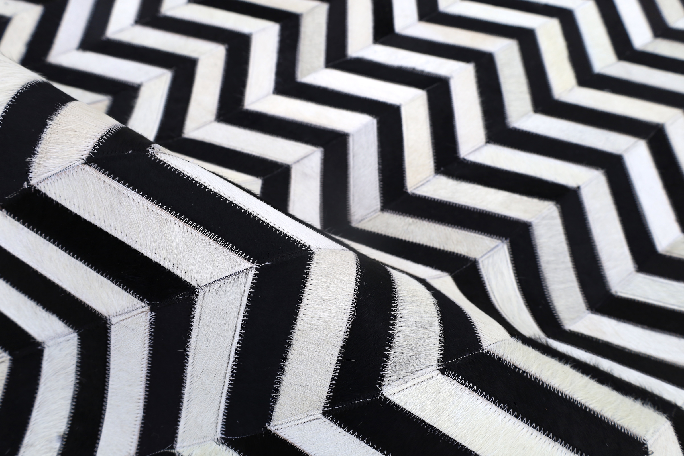 Myflair Möbel & Accessoires Tapis en fourrure »ZEBRA EDGE, echtes Rinderfell, LAGERRÄUMUNG« Rectangulaire 10 mm Höhe fait main, produit naturel, motif en zigzag, structure naturelle
