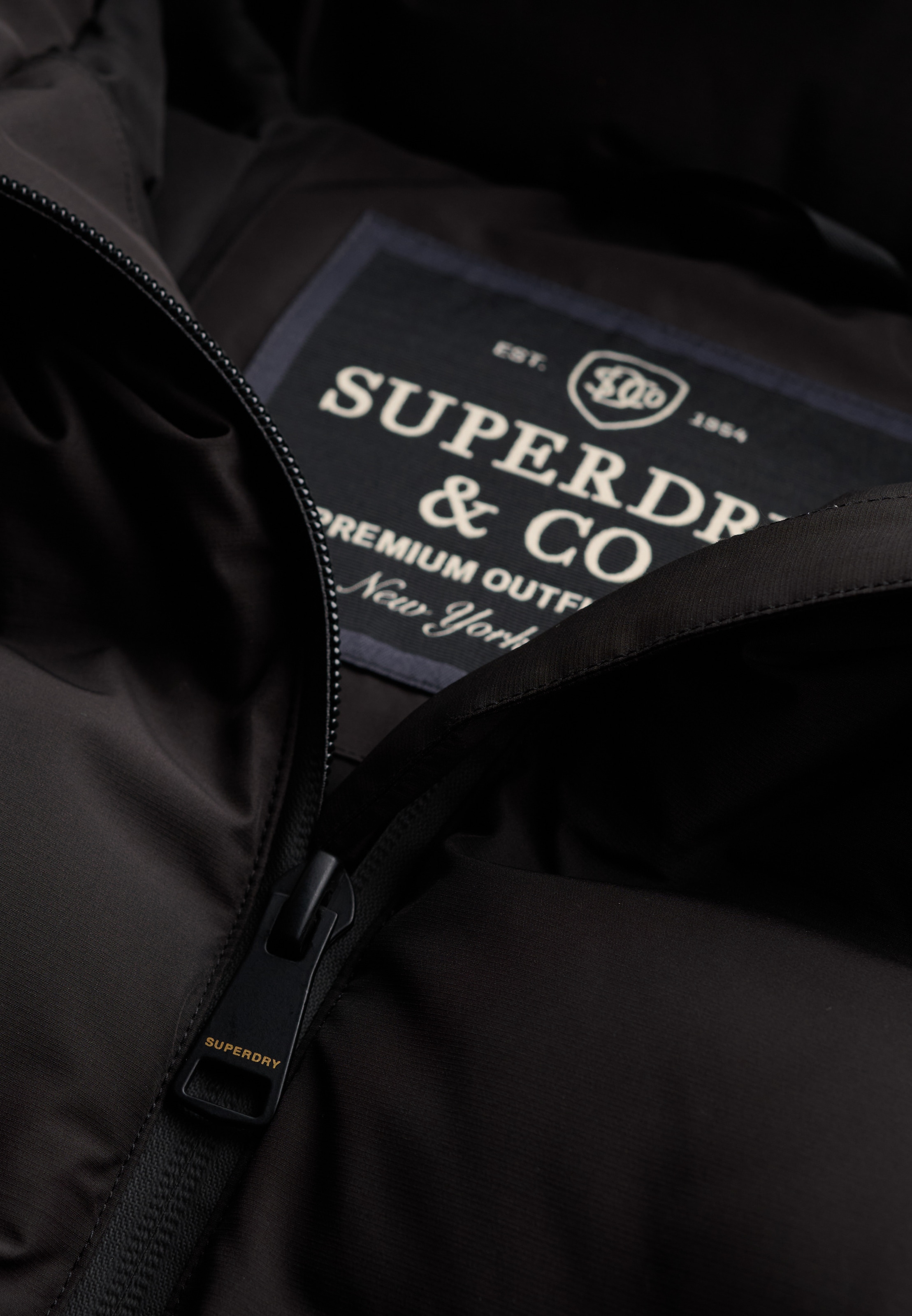 Superdry Veste matelassée »HOODED CITY PADDED JACKET« avec capuche fibre synthétique, coupe décontractée