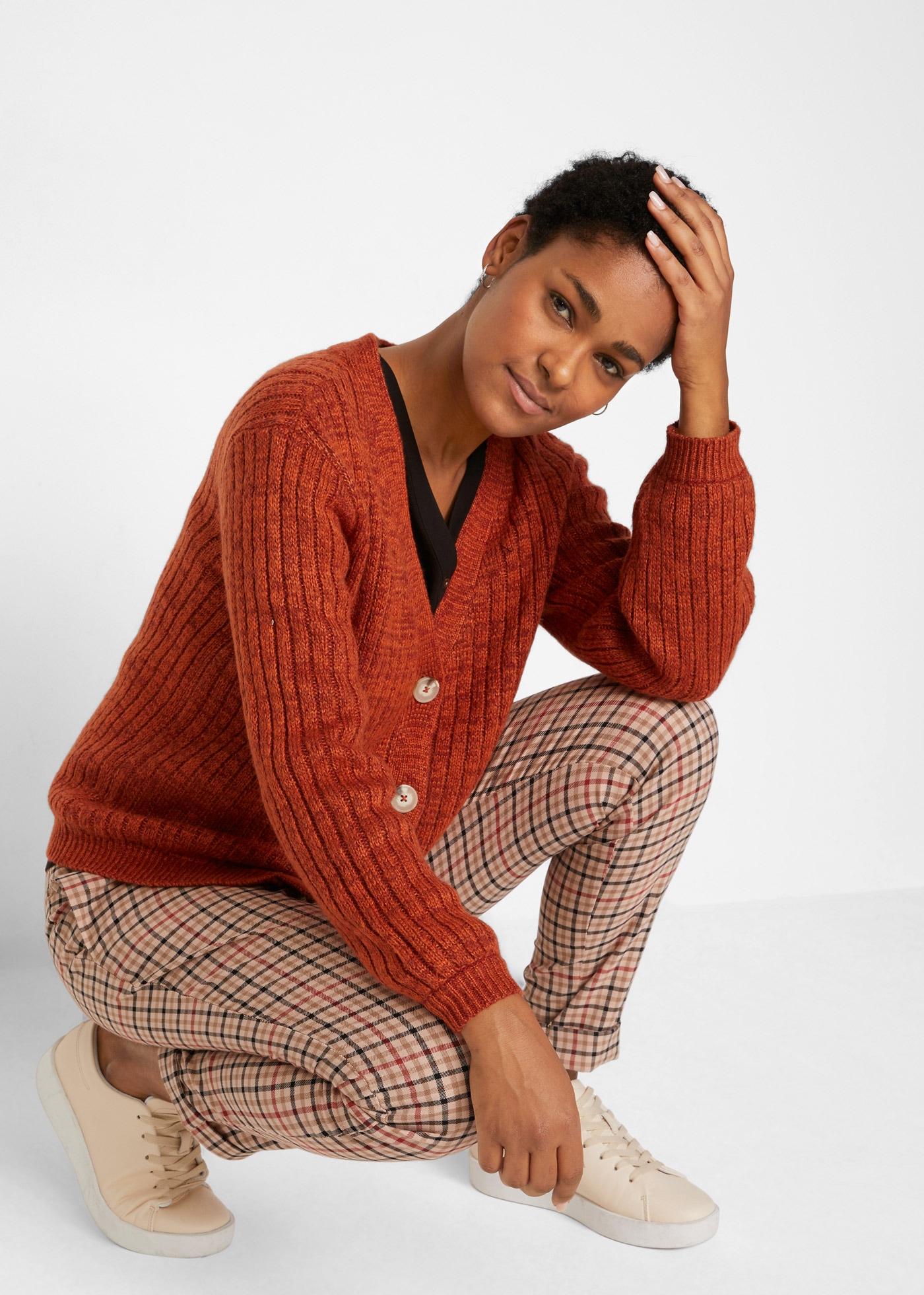 bonprix Veste en tricot »Grobe Strickjacke mit recycelter Baumwolle« bequeme Passform, melierte Optik, mit dekorativen Knöpfen