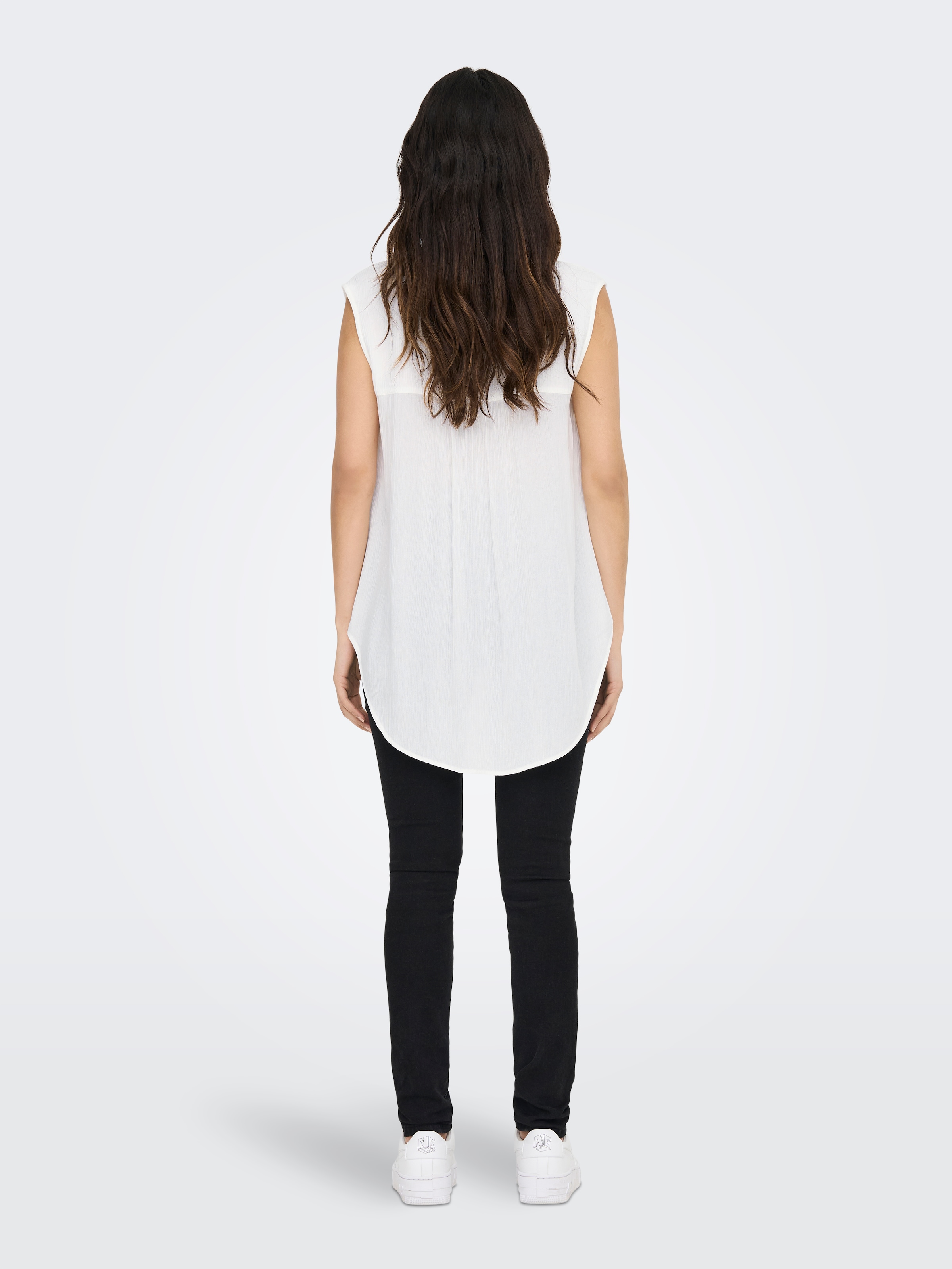 ONLY Top chemisier »ONLJETTE – Blusentop mit V-Ausschnitt und Knopfleiste« coupe régulière, tendance, tissé, viscose, col en V