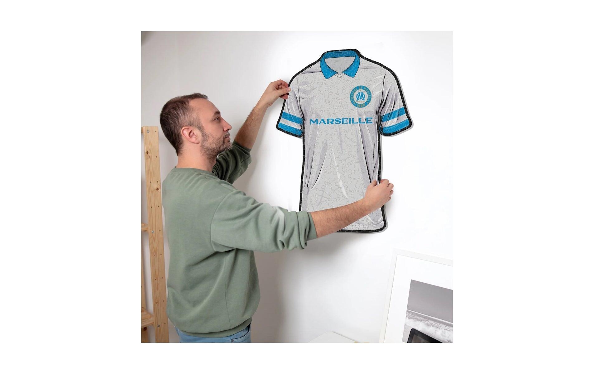   Puzzle »Iconic Olympique Marseille – Trikot« Holzart: Birke (Herkunftsland: China)