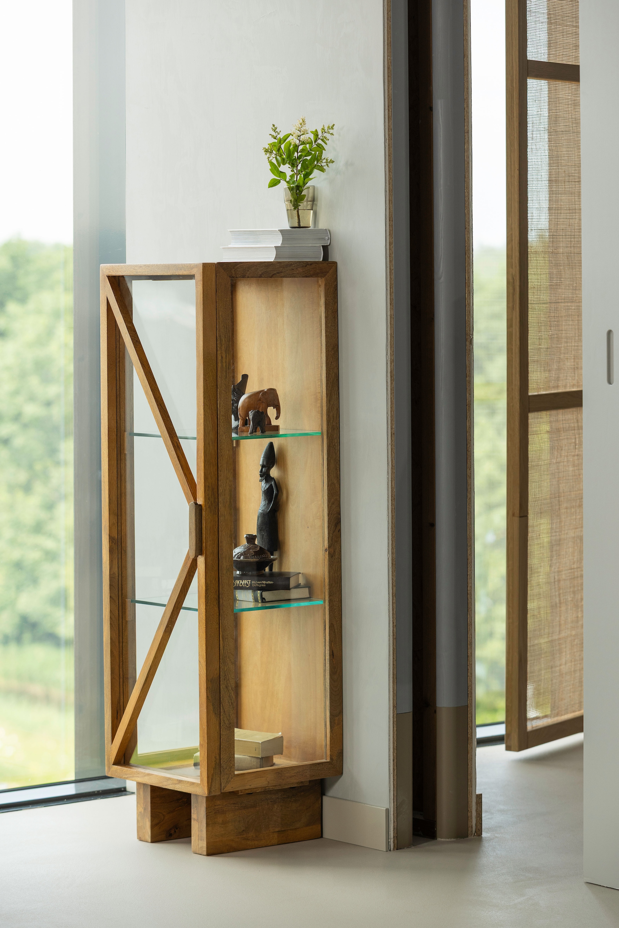 WOOOD Vitrines »Kella Mangoholz mit Glastüren und Glaseinlegeböden 40 x 39 x 137 cm« Capacité de charge 5–7 kg par tablette en verre, fixation murale recommandée