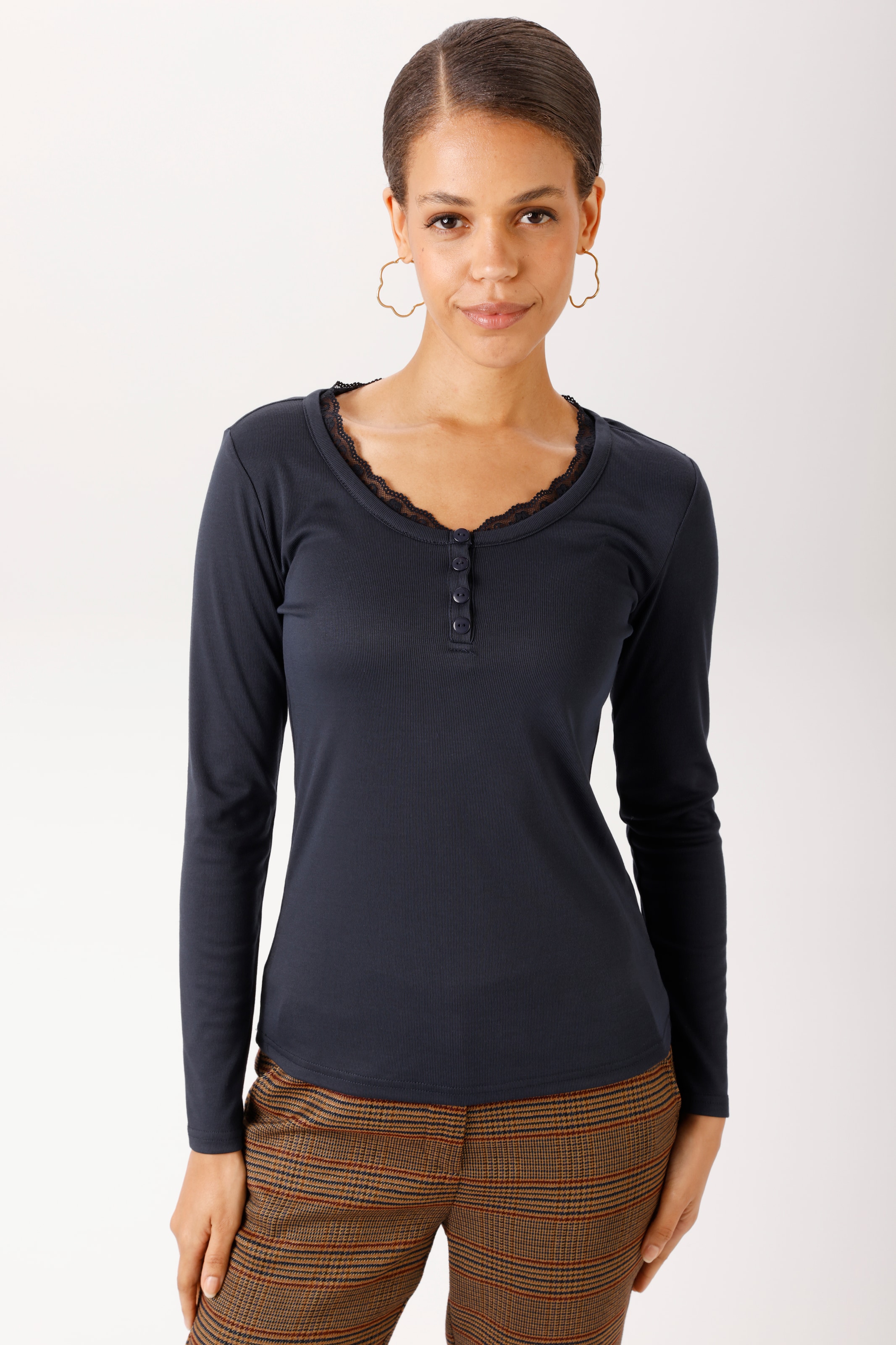 Aniston CASUAL T-shirt à manches longues avec dentelle ondulée au col rond - NOUVELLE COLLECTION