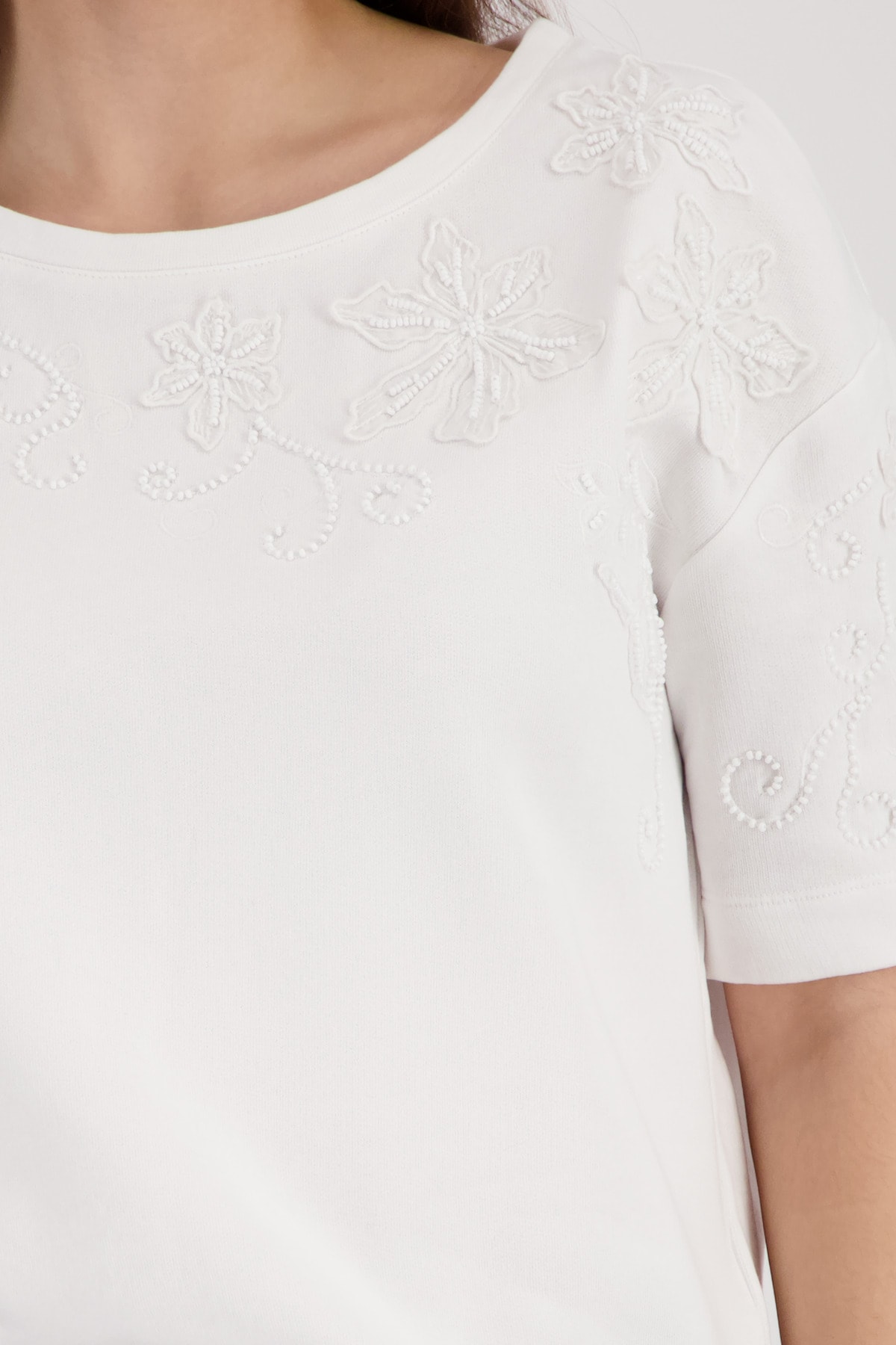 Monari Sweat-shirt »Sweatshirt Perlenschmuck«, Regular fit mit Blumenstickerei
