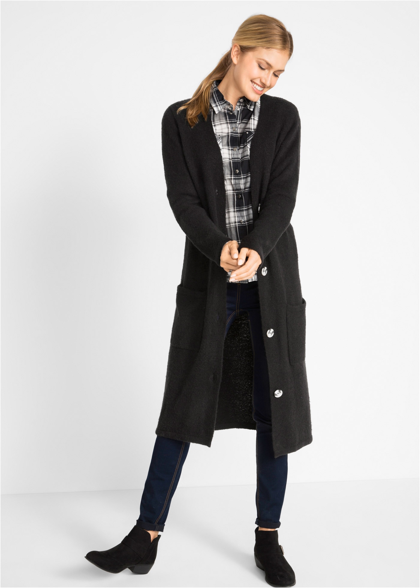bonprix Manteau en tricot en fil pelucheux, coupe régulière, avec poches plaquées