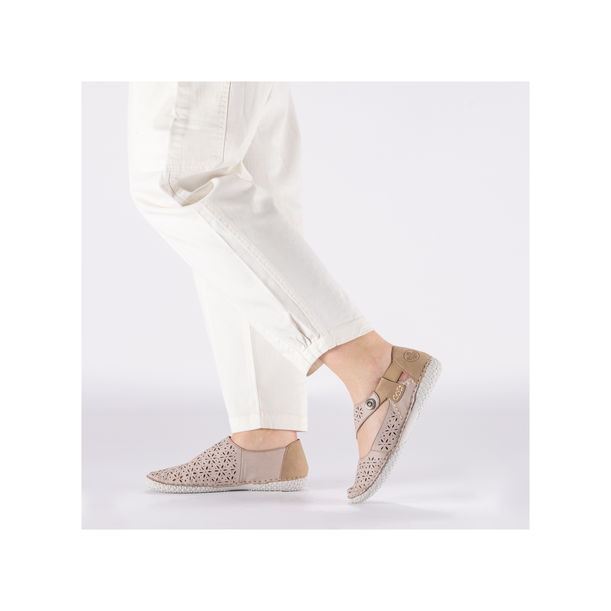 Rieker Ballerines à lanières  Mule, slipper avec perforations à la mode