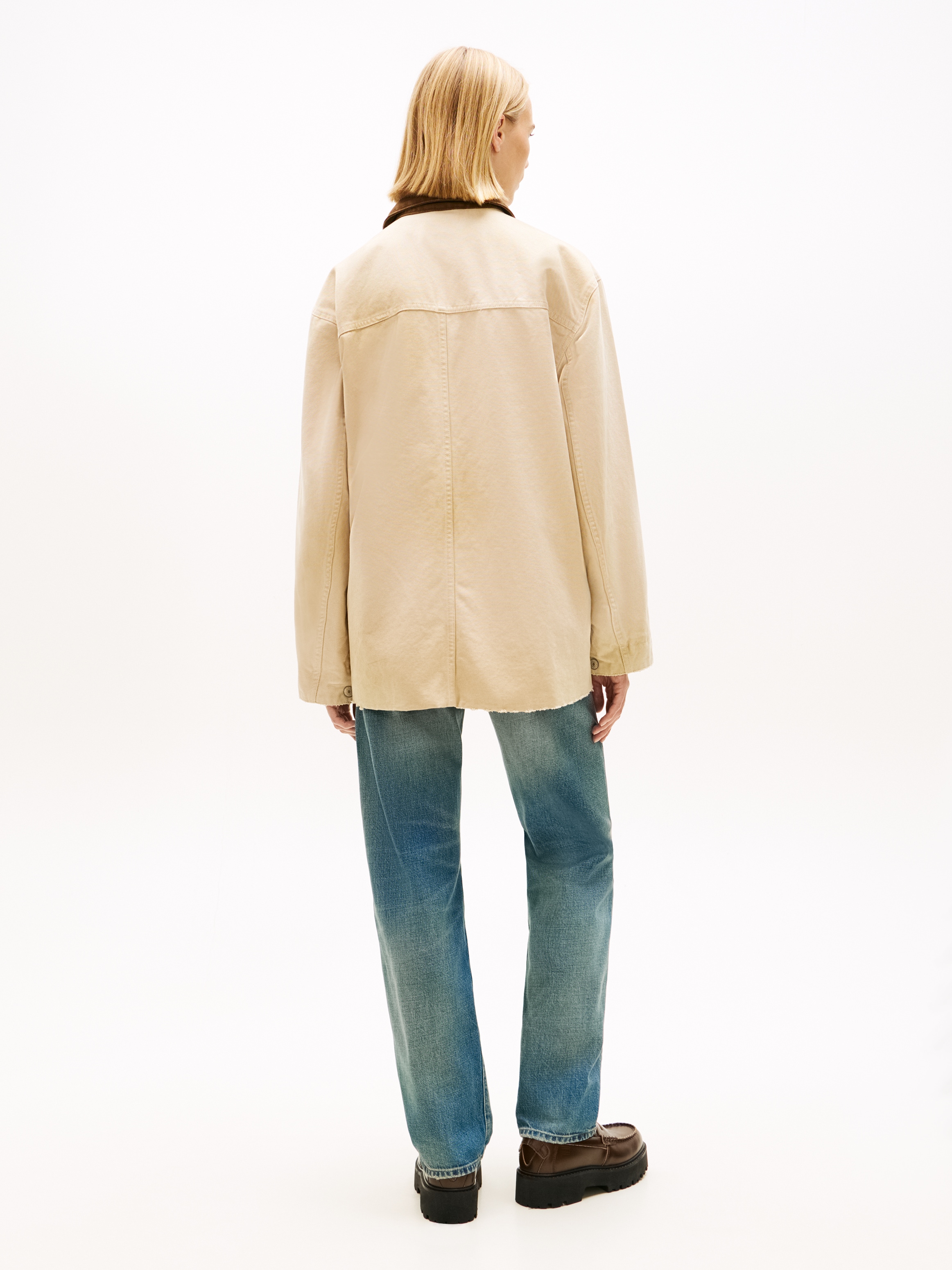 Tommy Jeans Langjacke »TJW OVS DISTRESSED CHORE JACKET« mit farblich abgesetztem Umlegekragen, Oversized Fit