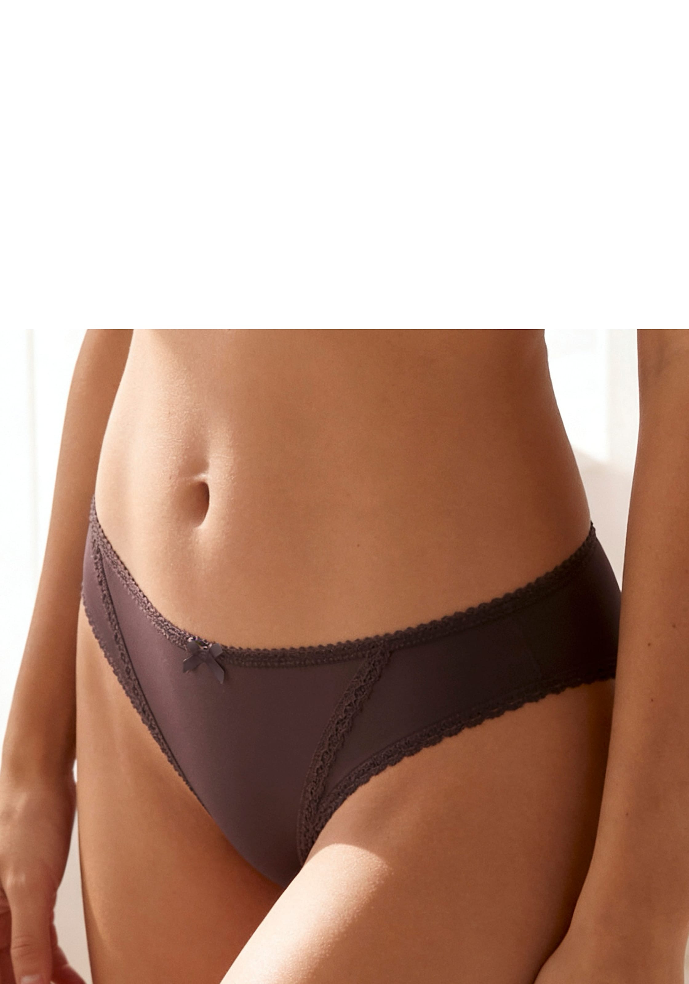 s.Oliver String »Camille« avec fine bordure en dentelle