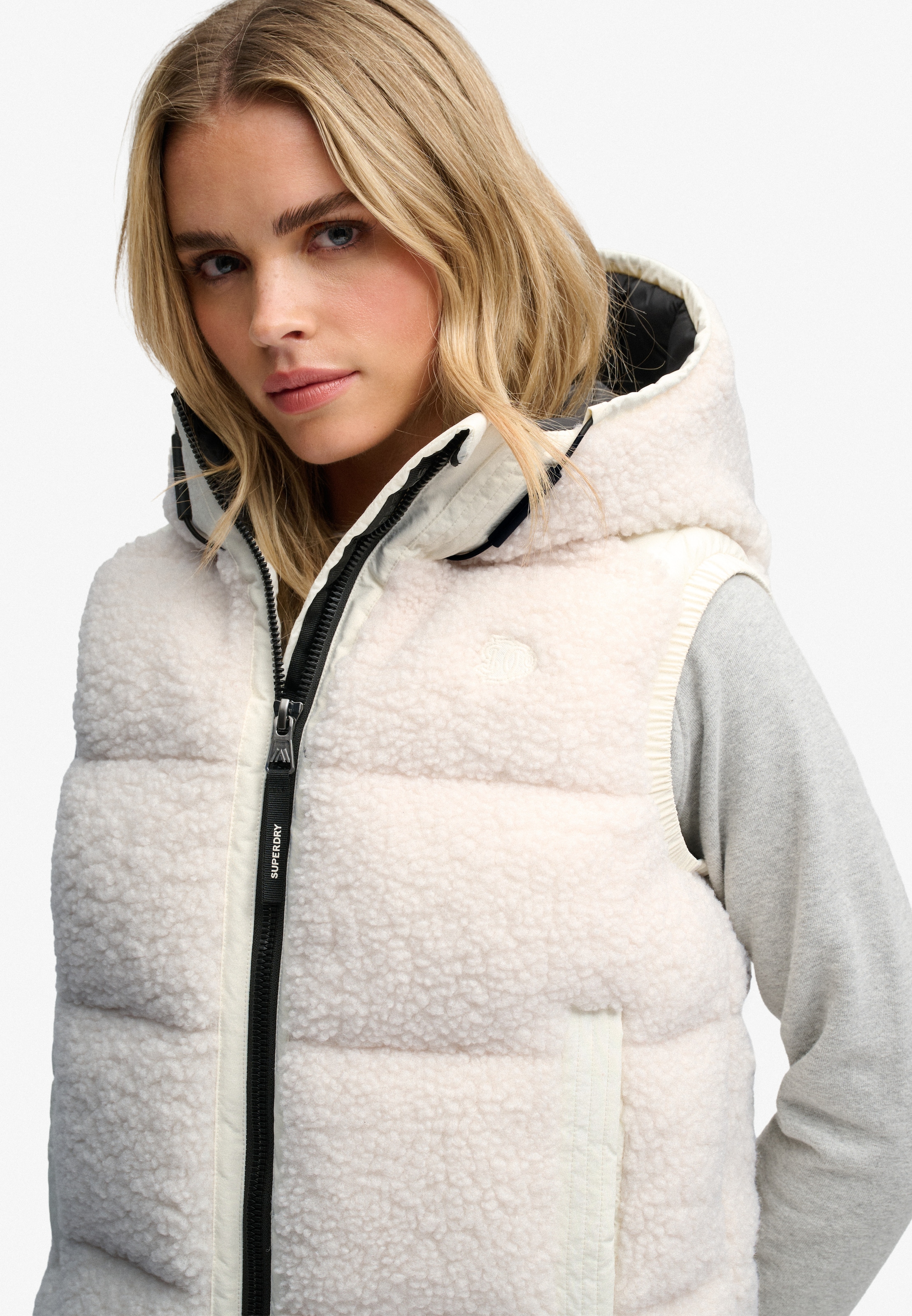 Superdry Gilet matelassé »BORG BAFFLE GILET« Kunstfaser, straight fit, aussen mit Teddyfell