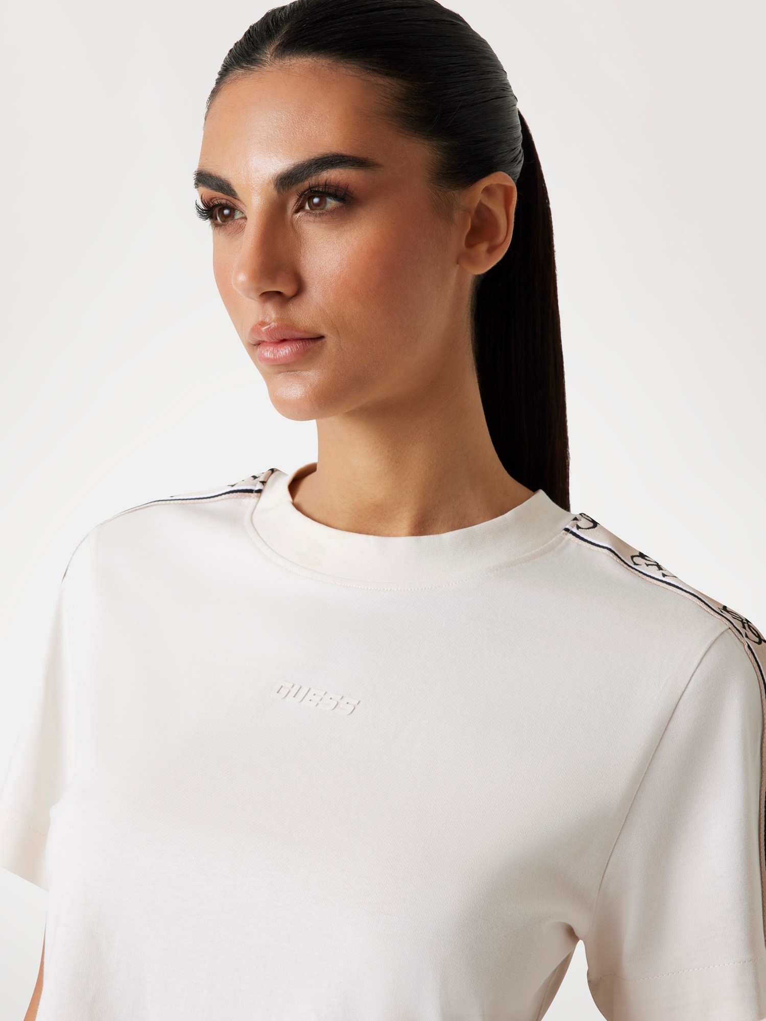 Guess T-shirt »BRITNEY CROP TEE« avec bande logo, coupe boxy