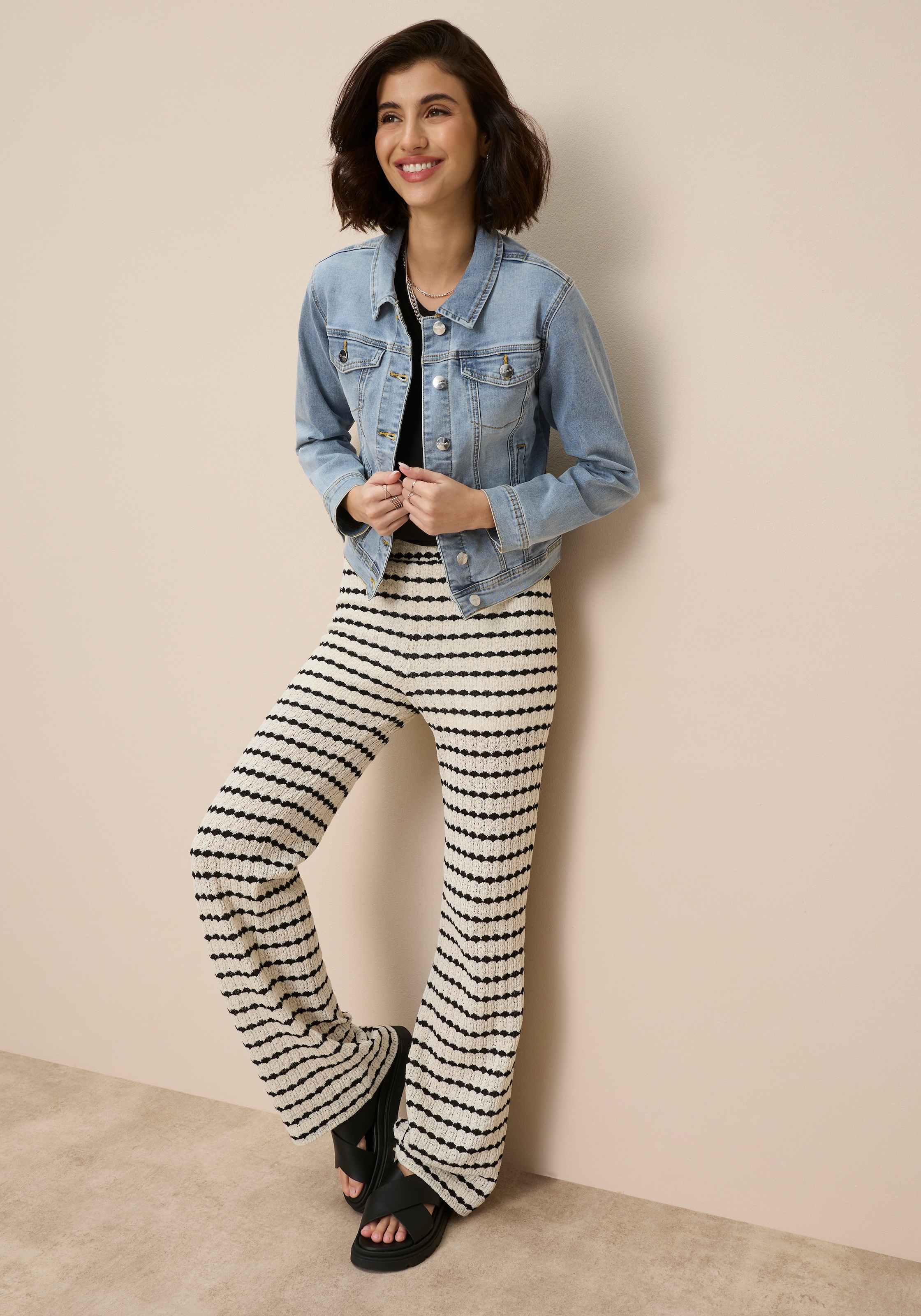 Tamaris Veste en jean aus elastischem Denim-Material, mit Brusttaschen und Eingrifftaschen