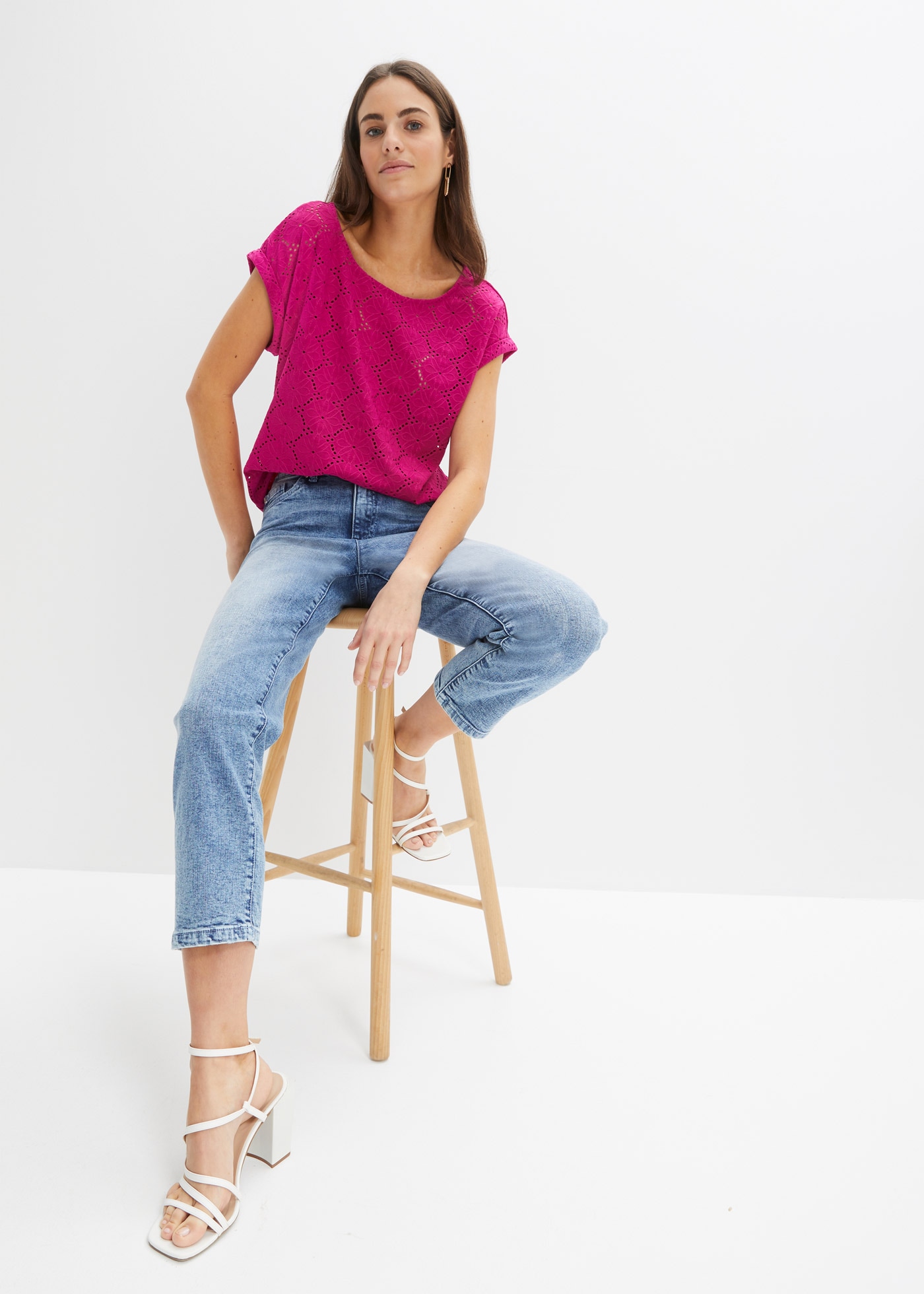bonprix Shirtbluse bequeme Passform, mit Lochstickerei, elastisches Material