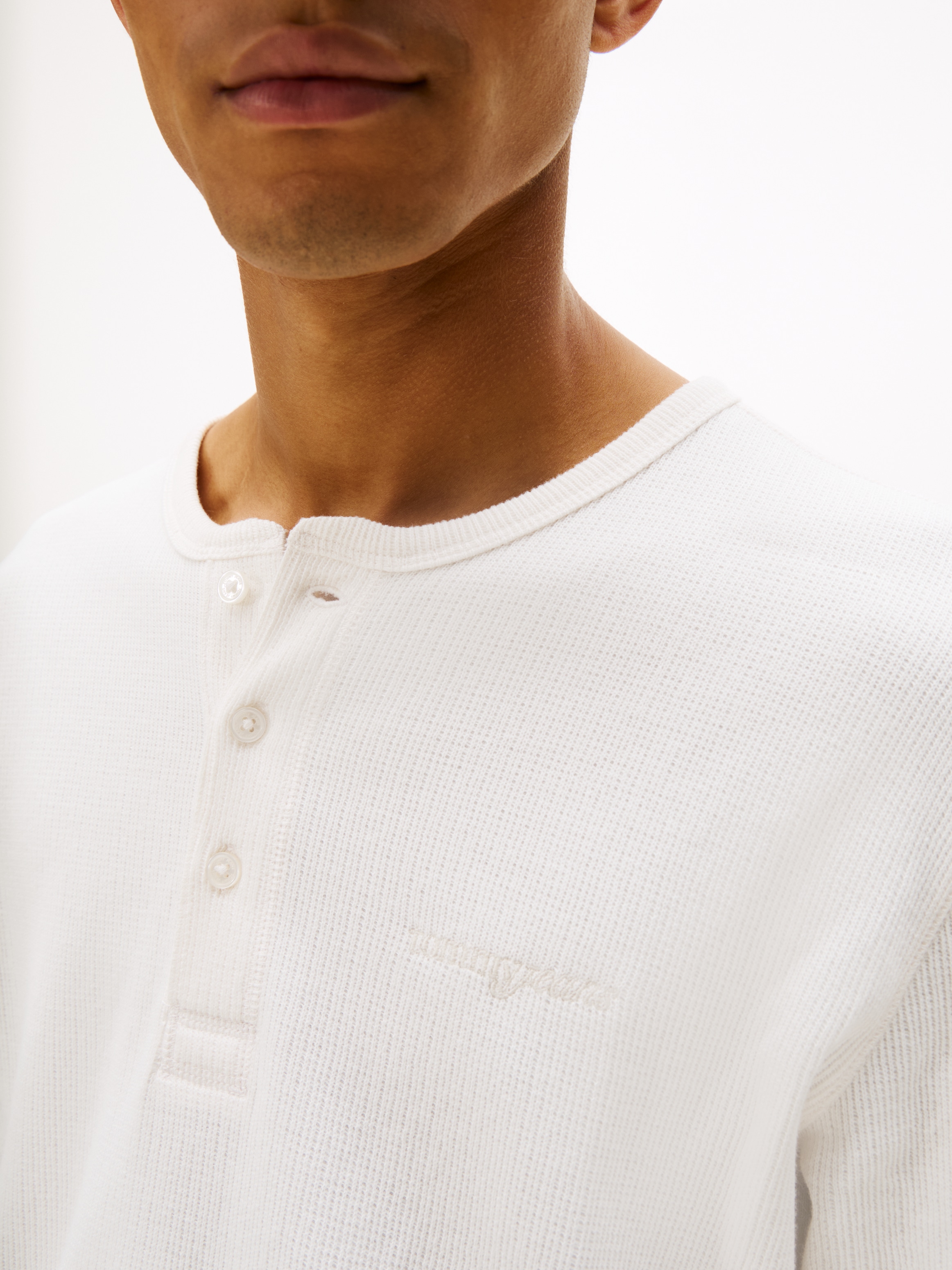 Tommy Jeans T-shirt Henleys »TJM WAFFLE SCRIPT HENLEY« Rundhals, slim fit, mit feiner Struktur