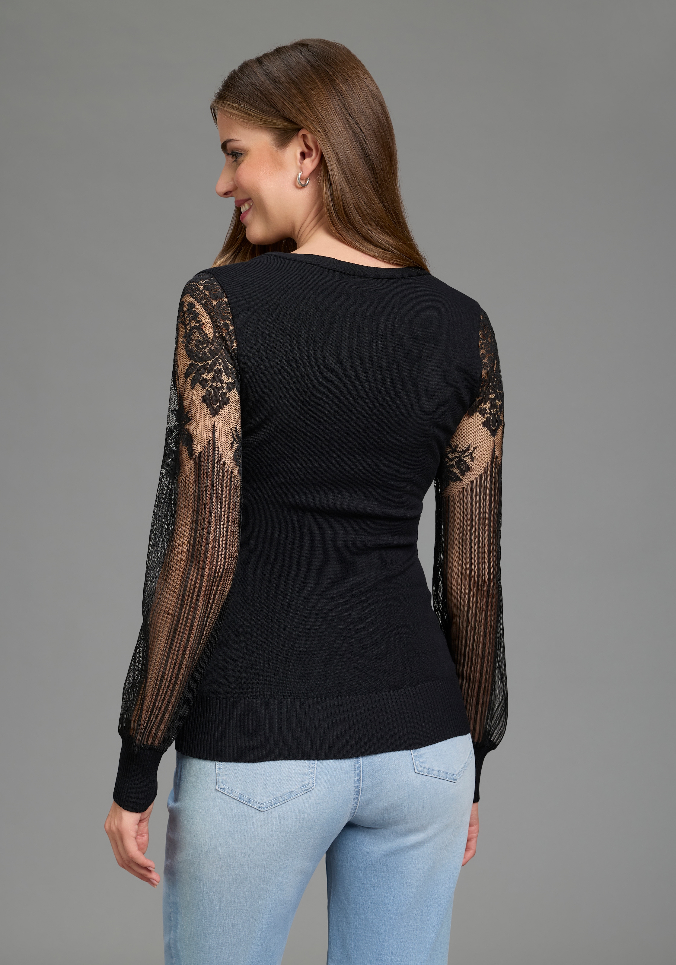 Melrose Strickjacke »mit figurumspielender Passform« mit filigranen Spitzenärmeln