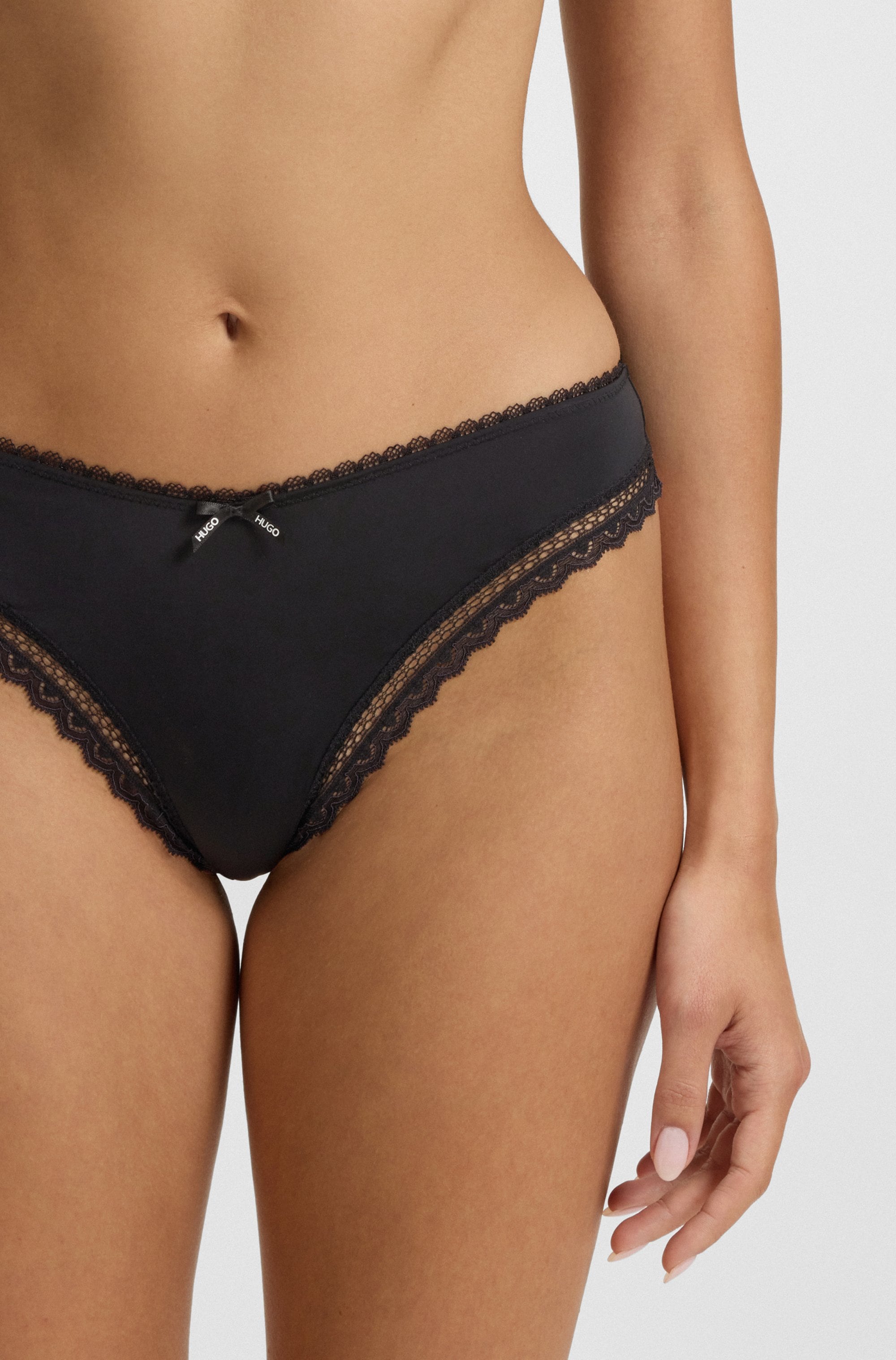 HUGO Underwear String , elegante Spitzenbesätze, Logo-Schleife, mittlere Bundhöhe