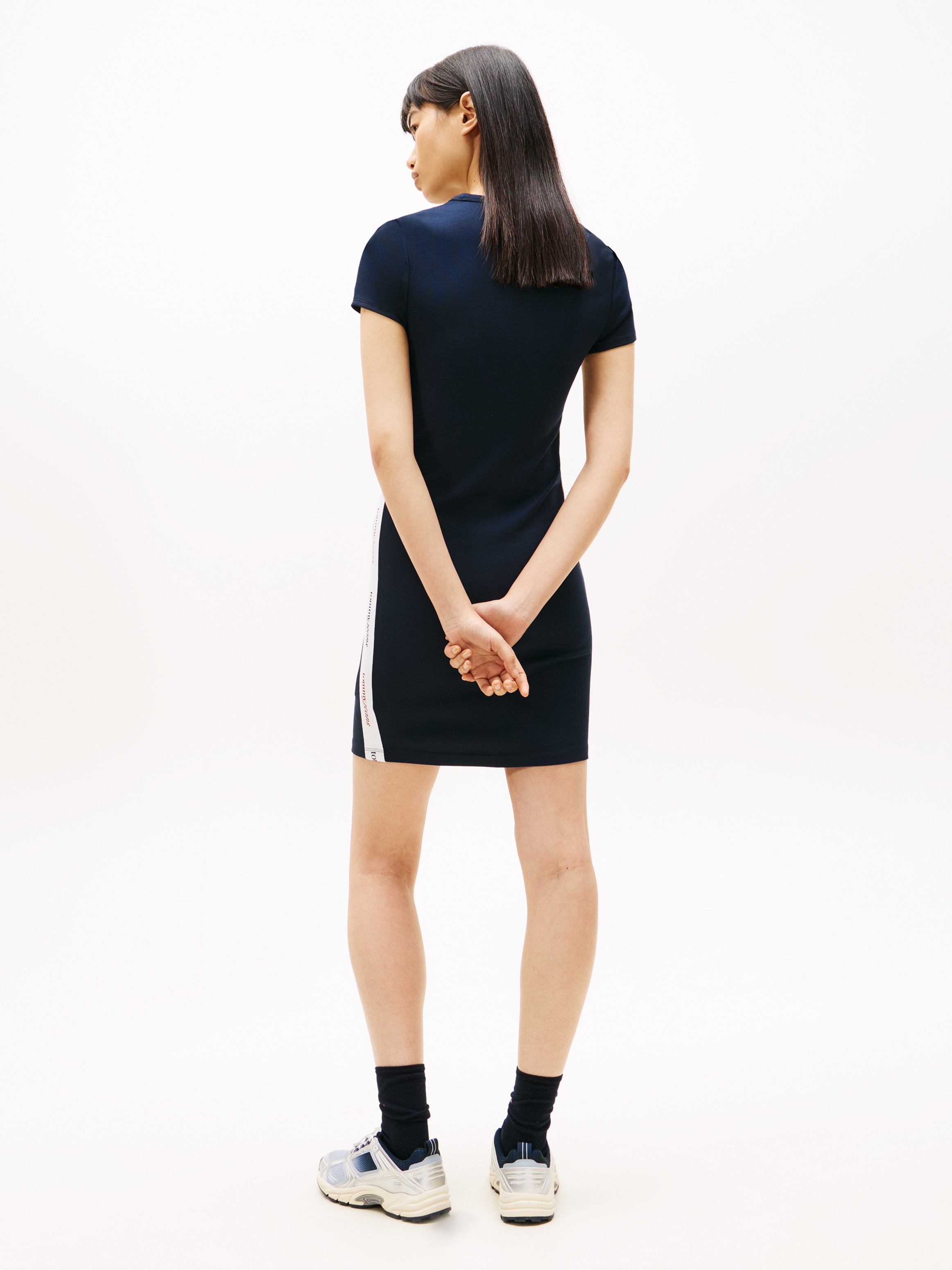 Tommy Jeans Robe en jersey »TJW BODYCON TAPE DRESS« avec son design classique et épuré