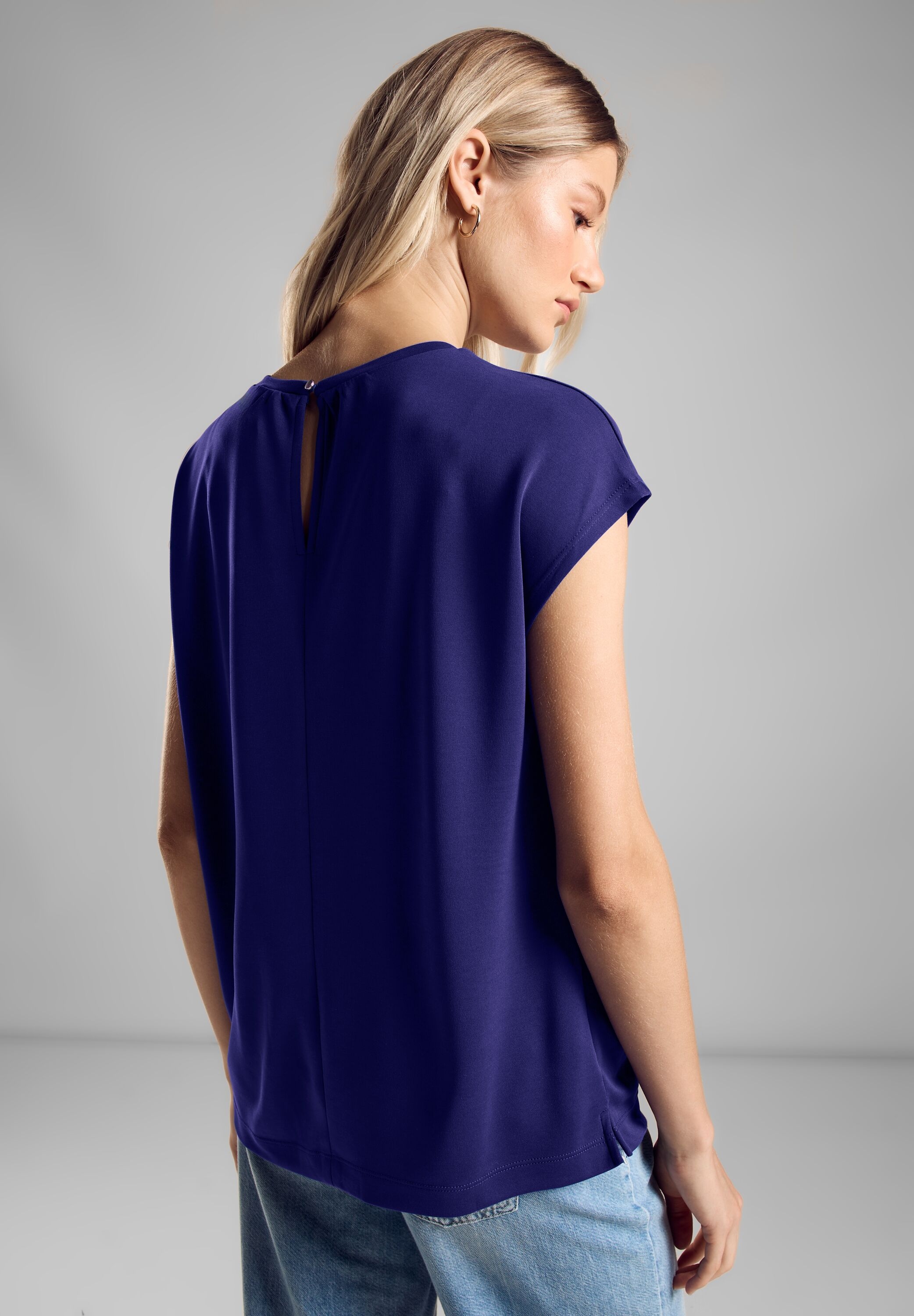 STREET ONE Shirttop im Seidenlook und mit Knopf im Nacken