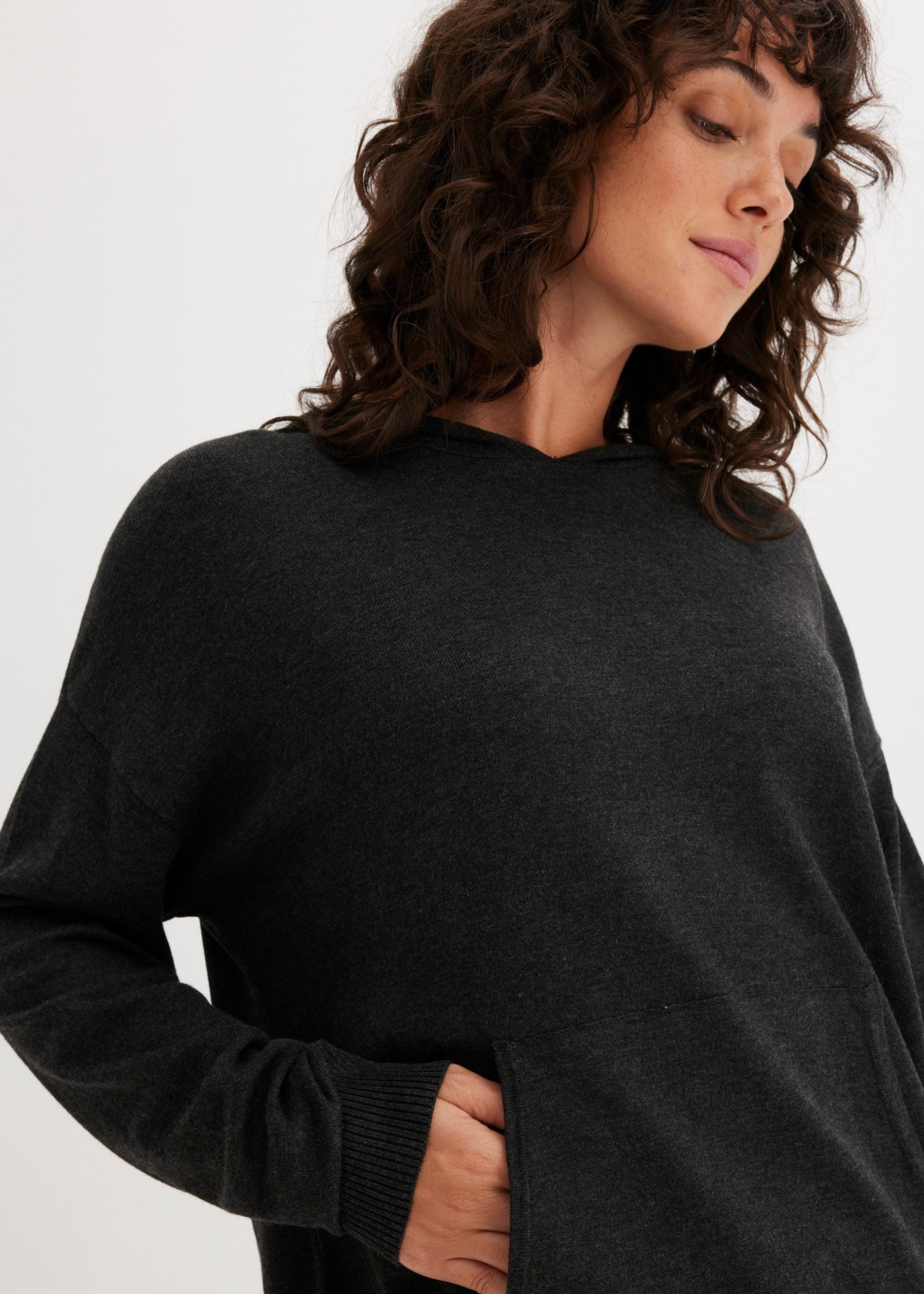 bonprix Strickpullover aus Viskosemischung, mit Kapuze, mit Kängurutasche