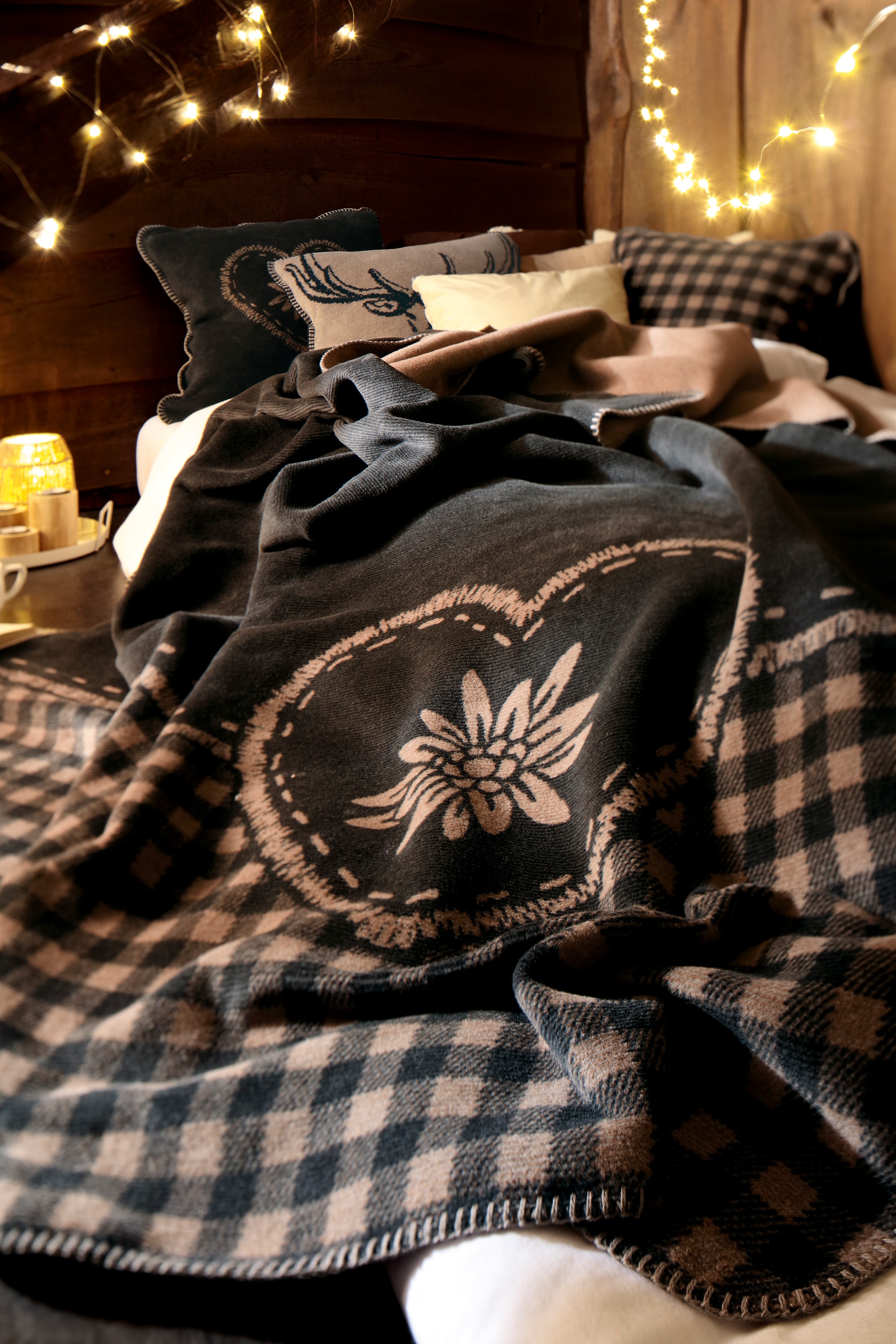 Biederlack Wohndecke »Alp Charm« Herzmotiv mit Enzianblüte mit klassischem Karo