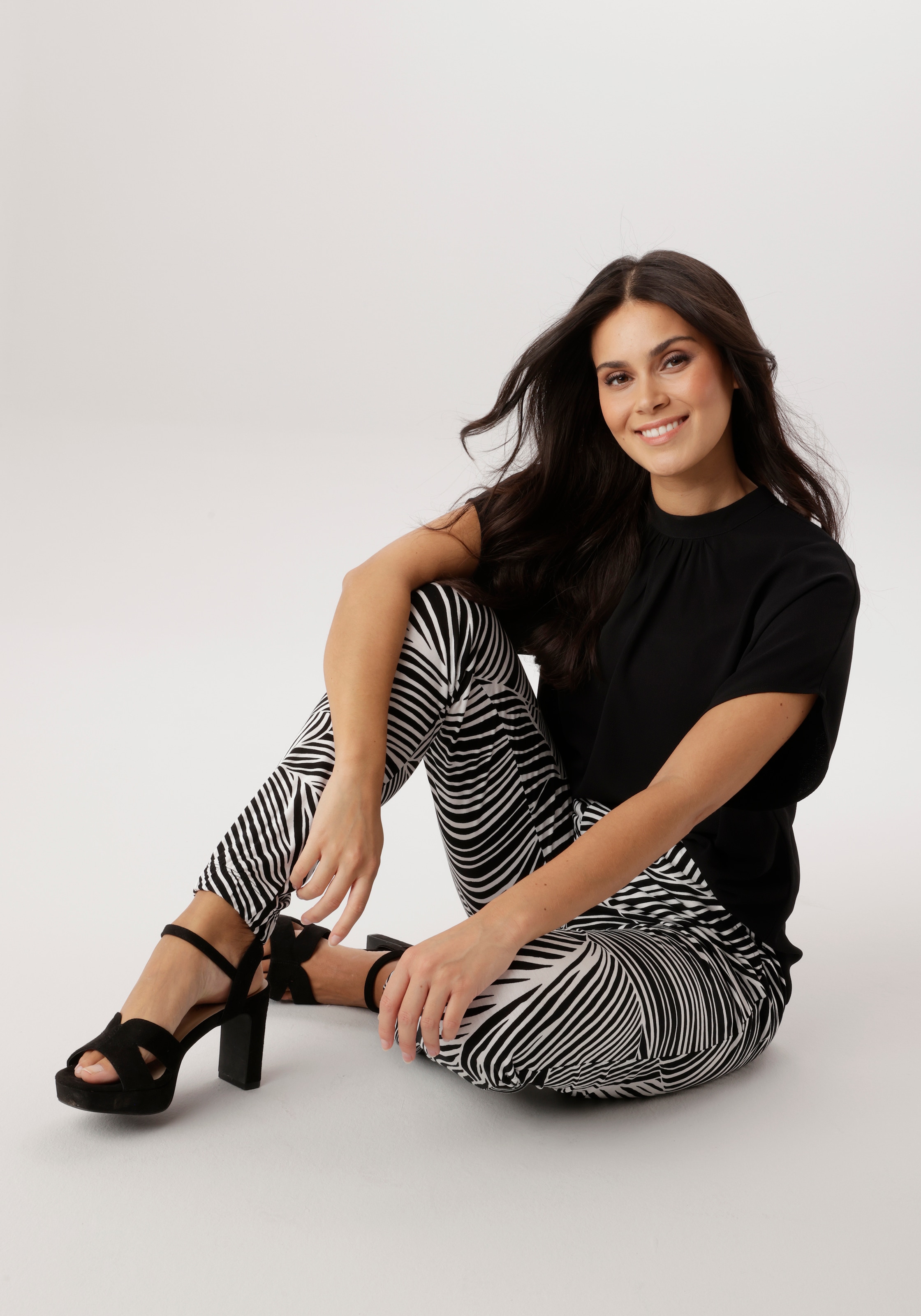 Aniston SELECTED Schlupfhose  mit trendigen Allover-Print