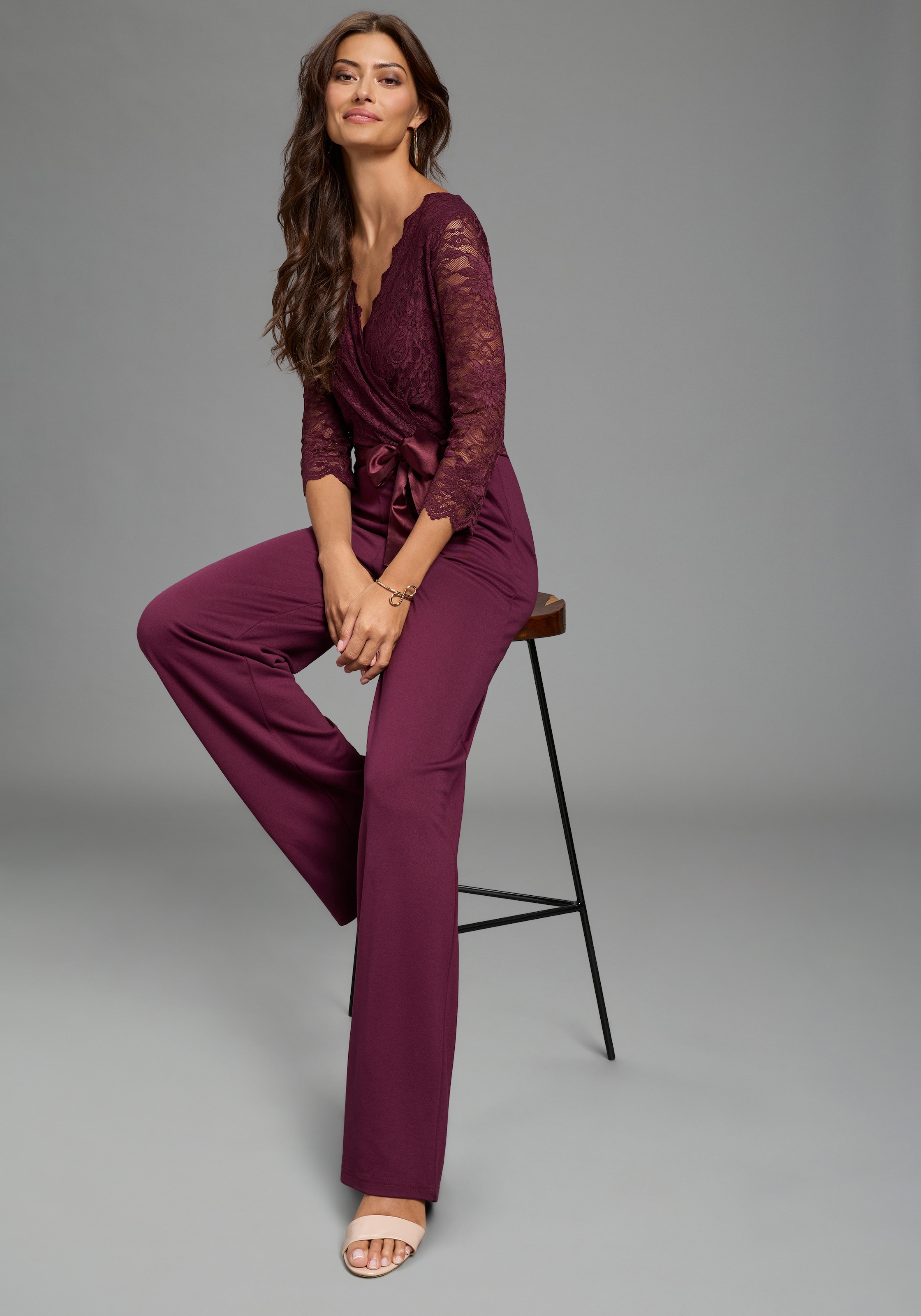 Laura Scott Jumpsuit mit Spitzenoberteil und Satin-Bindegürtel