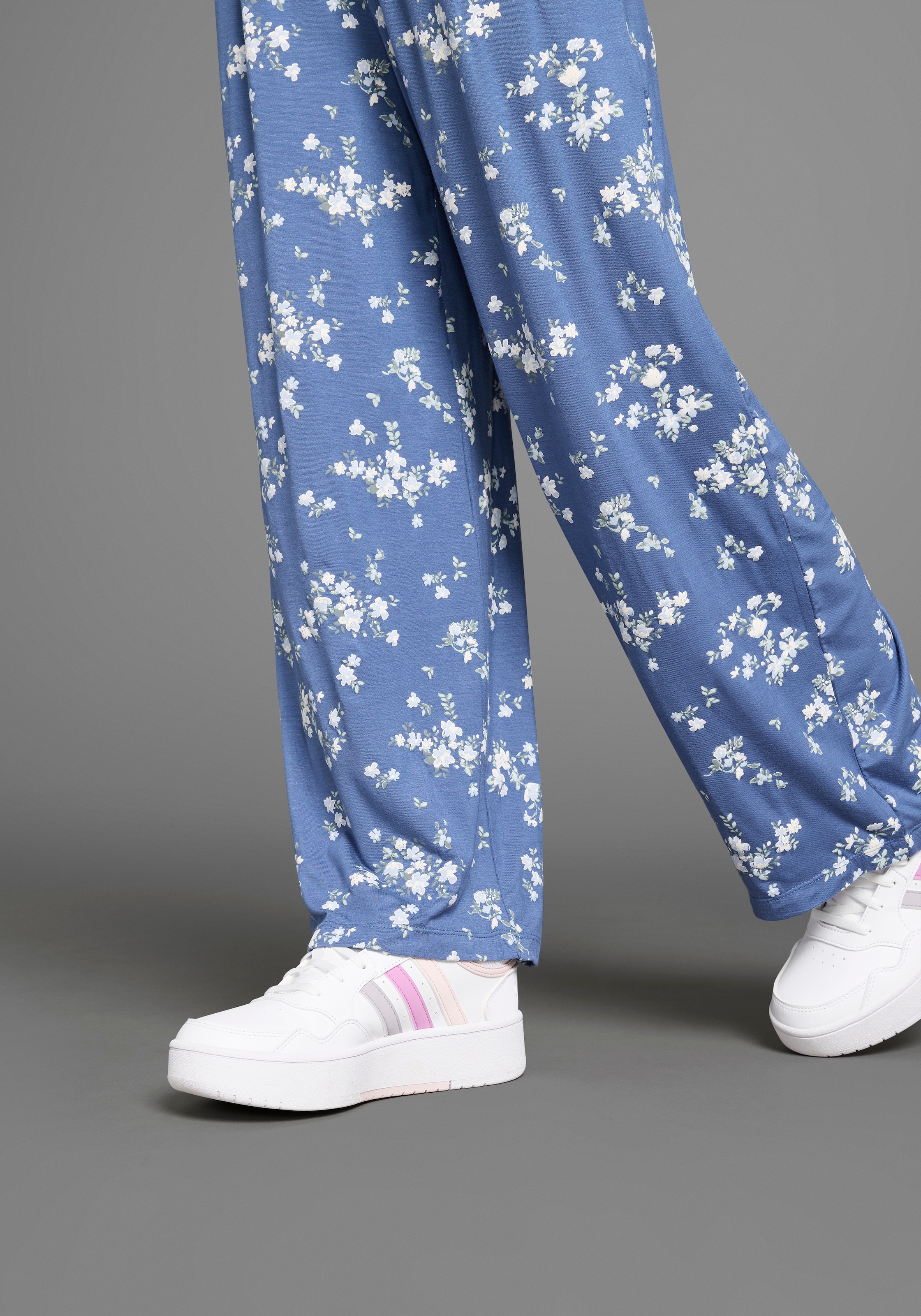 KIDSWORLD Pantalon à enfiler »Viskose-Hose im Blumenmuster«  Trendige Hose mit Blumenmuster