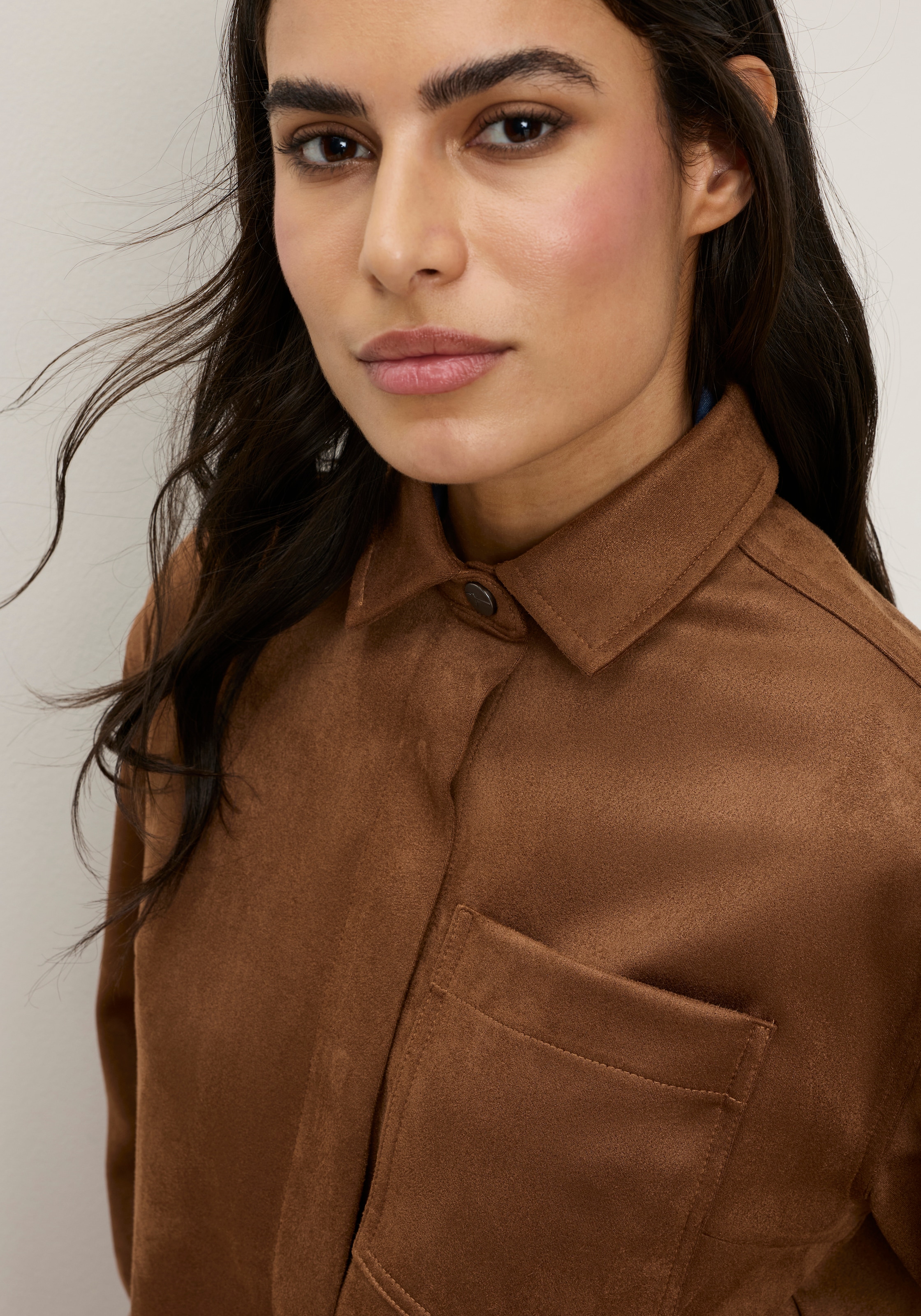 Tamaris Veste chemise »aus weichem Veloursleder-Imitat« Longueur couvrant les hanches, avec patte de boutonnage