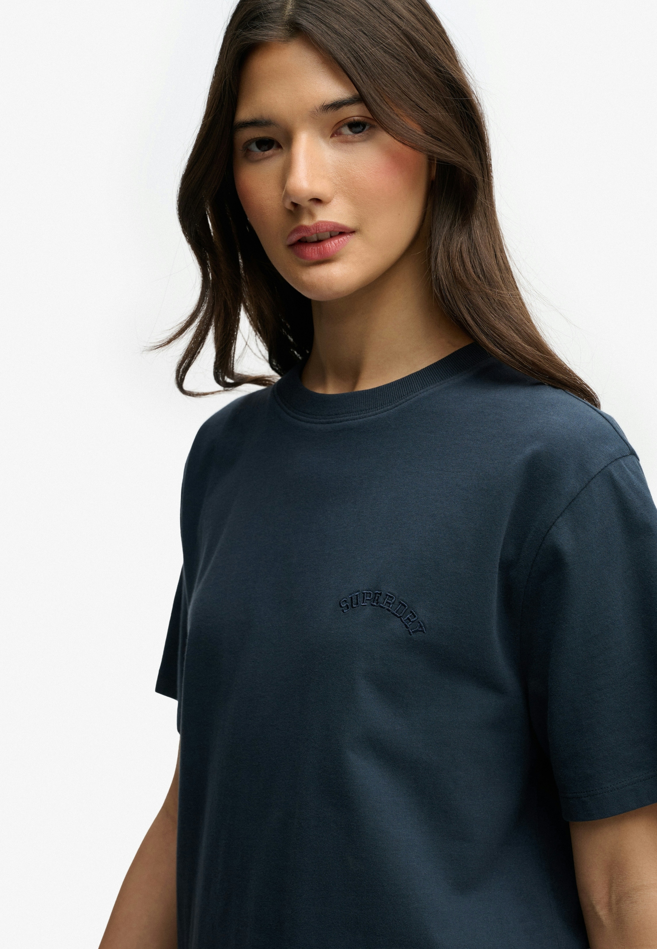 Superdry T-shirt »ESSENTIAL LOGO LOOSE TEE« avec encolure ronde, sans fermeture, coupe décontractée, manches courtes
